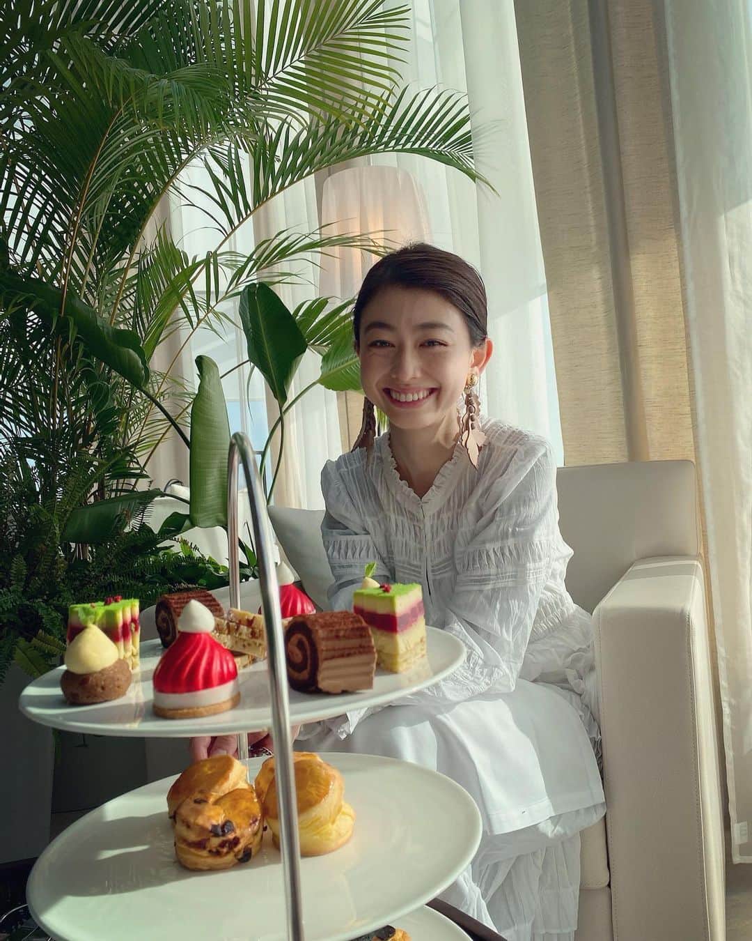 木野園子のインスタグラム：「遅ればせながら、2021年あけましておめでとうございます🎍🎍今年もよろしくお願いいたします🐄私はお正月とお誕生日が一気にやってくるタイプの人で子どもの頃はお年玉の袋にお誕生日おめでとう‼️って書いてあったけど。最近は、自分でケーキにろうそくをつけてしまうくらいの図々しさを身につけました🎂笑 2020年から引き続き世界中がウイルスと戦っている予想もしなかった事態になり先がどうなるのか、、不安は募る一方ですが、、、。私が出来ることを少しでも届けていきたいと思います🤍」
