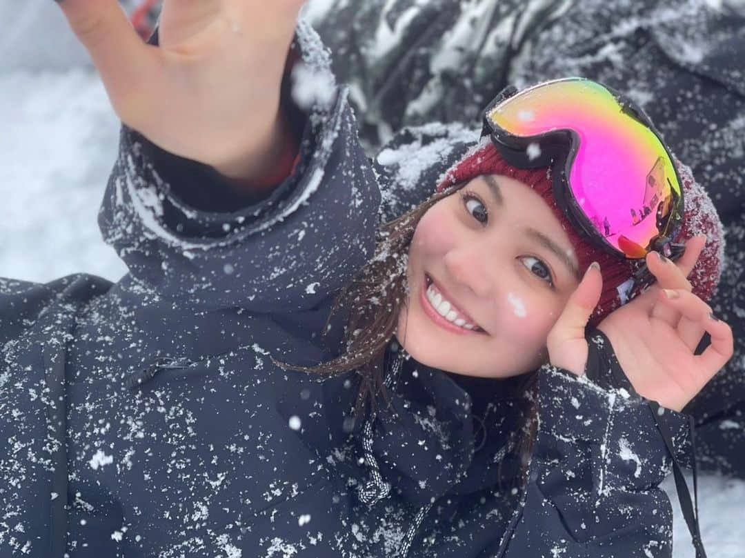 林ゆめさんのインスタグラム写真 - (林ゆめInstagram)「先日行ったスノボ❤︎﻿ ﻿ 雪めっちゃ降ってて﻿ 髪の毛凍った😂﻿ でも雪ふわふわで気持ちよかった🥰 ﻿ #スノボ」1月6日 19時39分 - ___yuume.18