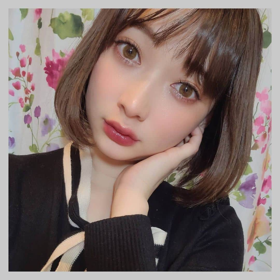 齊藤美沙貴さんのインスタグラム写真 - (齊藤美沙貴Instagram)「💋 ㅤㅤㅤㅤㅤㅤㅤㅤㅤㅤㅤㅤㅤ ㅤㅤㅤㅤㅤㅤㅤㅤㅤㅤㅤㅤㅤ ㅤㅤㅤㅤㅤㅤㅤㅤㅤㅤㅤㅤㅤ OPERAのバレンタイン限定カラーの ブラウンリップが発売になります 🍫💕 ㅤㅤㅤㅤㅤㅤㅤㅤㅤㅤㅤㅤㅤ ㅤㅤㅤㅤㅤㅤㅤㅤㅤㅤㅤㅤㅤ カラー展開は シアーリップカラーのカカオキスと オイルティントのブラウンフィグ。 ㅤㅤㅤㅤㅤㅤㅤㅤㅤㅤㅤㅤㅤ カカオキスはほのかな赤みのブラウンで ブラウンフィグはボルドーブラウンといった カラーです 🥰 ㅤㅤㅤㅤㅤㅤㅤㅤㅤㅤㅤㅤㅤ ㅤㅤㅤㅤㅤㅤㅤㅤㅤㅤㅤㅤㅤ シアーリップカラーのカカオキスは 以前発売してから即売になってしまった 復刻版のカラー、上品な色味でかつ ぷるんとしたシアーな色付きが唇をとても きれいに見せてくれます 。 ㅤㅤㅤㅤㅤㅤㅤㅤㅤㅤㅤㅤㅤ ㅤㅤㅤㅤㅤㅤㅤㅤㅤㅤㅤㅤㅤ 1/7～1/20までは公式オンラインショップ、 プラザ先行発売。 1/21～全国発売になります。 オペラから初めてギフトボックスが EC限定で発売されるので合わせて チェックしてみてください …💕 ㅤㅤㅤㅤㅤㅤㅤㅤㅤㅤㅤㅤㅤ ㅤㅤㅤㅤㅤㅤㅤㅤㅤㅤㅤㅤㅤ ㅤㅤㅤㅤㅤㅤㅤㅤㅤㅤㅤㅤㅤ #オペラブラウンリップ#リップティント #ティントリップ#リップメイク#pr#opera」1月6日 19時40分 - misya_kids