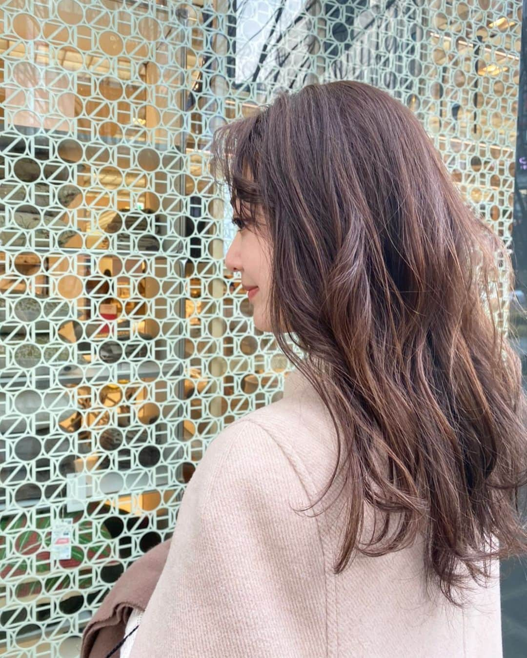 前谷楓さんのインスタグラム写真 - (前谷楓Instagram)「@land_asiya さんで💇‍♀️🤍 今年初のカラー＆カットを！！ めっちゃ傷んでた髪が、潤いのある髪に！！✨ 色もお気に入りで量もすいてもらったから、セットが楽ちん👌✨ ． #芦屋#芦屋サロン#芦屋美容室#美容室#関西美容室#カラー#カット#兵庫美容室#landashiya#land芦屋#シースルーカラー#ブラウンカラー #ブラウン#美容院#サロンモデル #イルミナカラー」1月6日 19時41分 - bibi_pilates