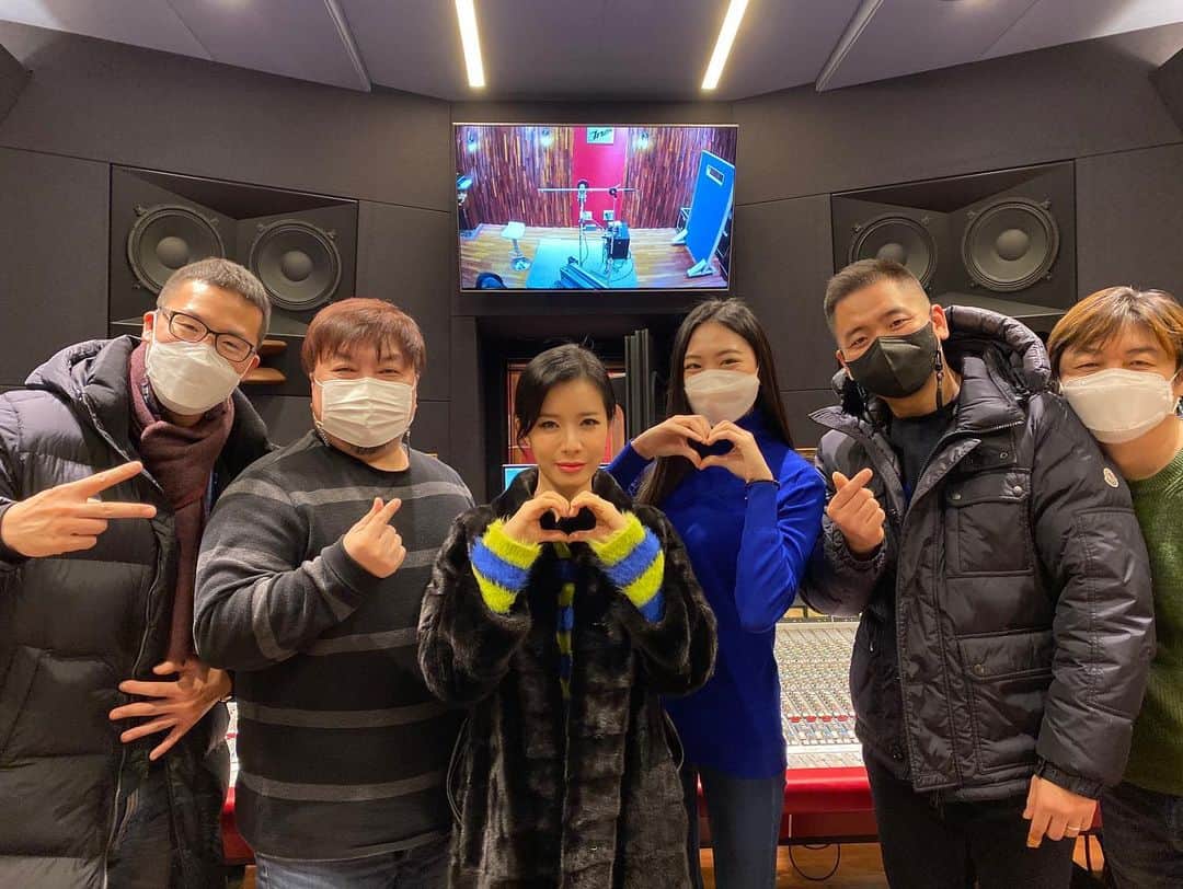 パク・キヨンのインスタグラム：「어제 kbs 열린음악회 <영화음악 특집> 녹화와 <지켜줄게 너를> 앨범 녹음이 있었습니다! 요즘 정인이 사건으로 인해 아동학대에 대한 관심이 정말 뜨겁습니다... 2020년은 유독 아동학대 관련 뉴스가 많았습니다...이 땅에서 아동학대가 근절되기를 소망하는 마음에 무엇이라도 보탬이 되고 싶어 함께하게 되었습니다.  아침 일찍부터 자정 넘은 시간까지 오랜만에 열심히 일했습니다. 2021년 첫 스케줄은 ‘살아있다.’ 는 것과 ‘무언가 할 수 있다.’ 는 것에 감사하고 기쁘고 행복했습니다.   KBS 열린 음악회는 1/24 저녁 6시에 방송됩니다. 거의 초반에 나와요🤗  SBS <세상에서 가장 아름다운 여행> 1/13 <아동학대예방 캠페인> 방송됩니다.  #어제  #지켜줄게너를 #마음을담은노래2 #아동학대예방캠페인 #앨범녹음 #경주푸르른지역아동센터 #살아줘요 #녹음 #시작하세요_선한오지랖 #이한진 #김진 #박기영 #이상은 #김범준 #송정욱   #열린음악회  #라벤타나정태호 #퍼커션김정균 #기타리스트박주원 #소프라노강혜정👑 #주차장온라인예배 #2021년첫스케줄」