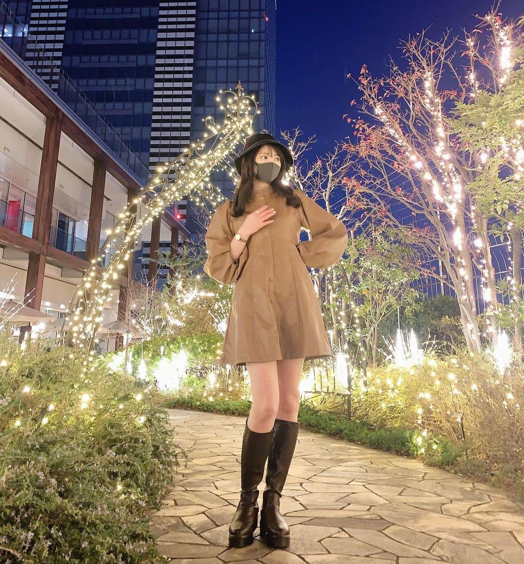 坂口莉果子のインスタグラム：「全身レザーコーデだった日😆 いくつか質問をいただいたので👗  こちらのワンピースは @libbyandrose_official のです😊  このロングブーツとっても履きやすくてびっくり🥺 👢 @emsexcite  ・ ・ ・  #japan #tokyo #shinjuku  #accessory #fashion #dress #onepiece #boots #winter #ootd #ootdfashion #japan_of_insta #ファッション #レザー #レザーワンピース #ブラウンコーデ #コーデ #イルミネーション #テラス #冬 #指輪 #アクセサリー #ココア #2021 #バケットハット #私服 #ワンピース #ロングブーツ #ロングブーツコーデ #165cm」