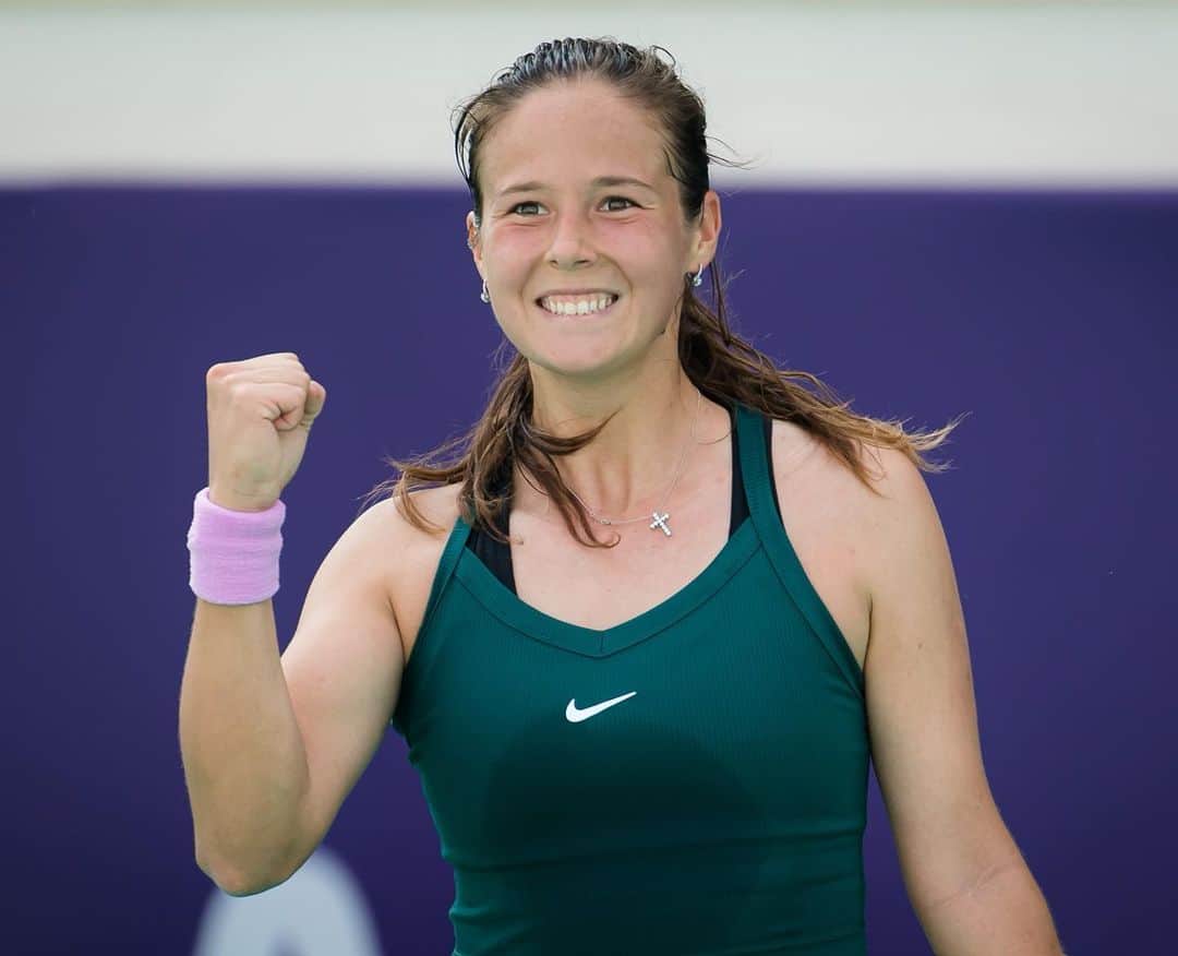 ダリア・カサトキナのインスタグラム：「Very happy to start the season with the win😛 Первая победа в 2021🥳 #DD #AbuDhabi #2021 P.S @jimmie48tennis the best」