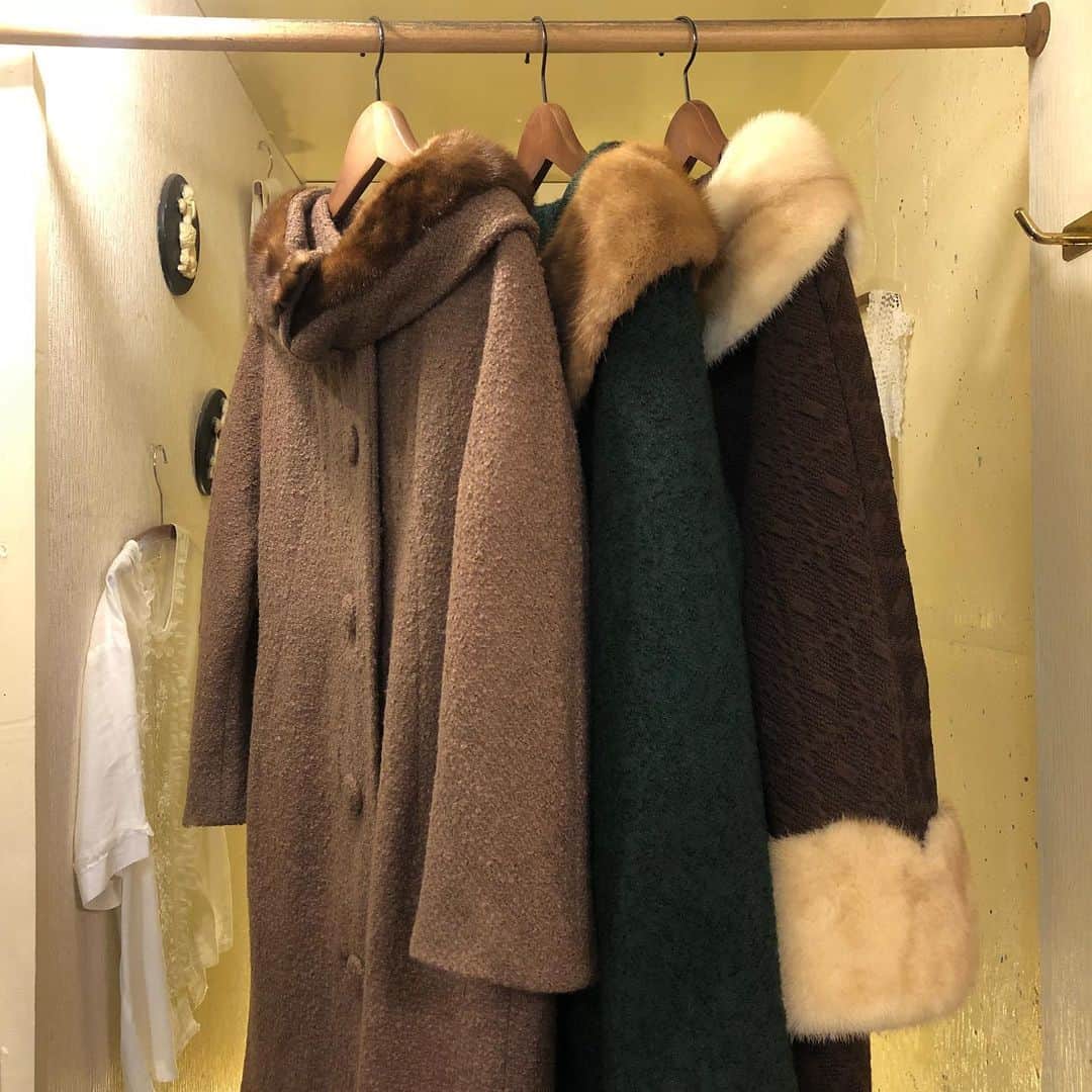 NUTTY Vintage&Collectibleのインスタグラム：「❄️RECOMMEND VINTAGE❄️  ☑︎vtg mink fur collar coat  明日から大寒波が来るようです☃️🍃 皆さま本格的な冬仕度は出来ておりますでしょうか？  NUTTYにはまだまだ可愛いコートが大充実❤️  冬を暖かく、可愛く過ごしましょう＊＊  バイヤー選りすぐりの アメリカより買い付けたばかりのNEWアイテムは メンテナンス後、順次お出ししております！  SNS掲載アイテムは通販も可能ですので お気軽にお問い合わせ下さい💌  NUTTYで今冬のお洒落を お楽しみいただけますように…♡  ┈┈┈┈┈┈┈┈┈┈┈┈┈┈┈┈┈ 🎉2021🌅新春初売りSALEのお知らせ🎉  🎍新着商品を含む店内チケットのついたアイテム⭕️10%OFF〜50%OFF⭕️！ 🎍ONLINE STOREセールアイテム続々掲載中！  店頭＆ONLINE STORE共にどうぞお楽しみ下さい🔜 ┈┈┈┈┈┈┈┈┈┈┈┈┈┈┈┈┈」