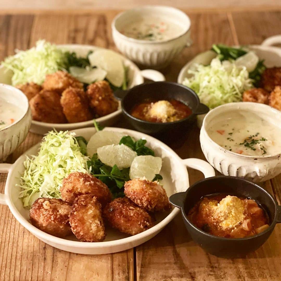 Atsukoのインスタグラム：「今日の晩御飯。 2021.01.06 ･ 帆立フライ クレソンとグレフルのサラダ クラムチャウダー チキンのトマト煮 ･ ･ 大きな帆立をゲットしたのでフライに。 コストコで前はよく売ってたのに。 最近見かけないかつ、コストコ行ってないからなー。 これくらいの帆立フライだと食べ甲斐あって嬉しい😋 チキンのトマト煮は私はもう無理て感じでしたが、他の住人は足りなそうなので追加で😂😂 今日もご馳走様でした😋」