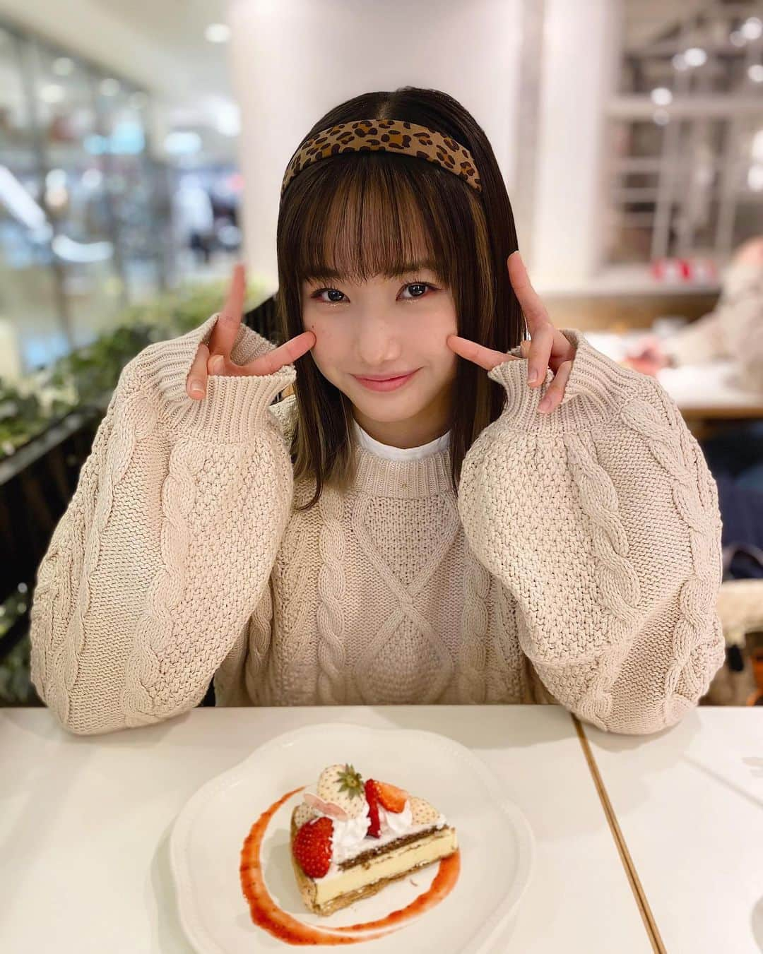 横山玲奈さんのインスタグラム写真 - (横山玲奈Instagram)「🍰 . . . ほまれとのランチ🧁 . . #岡村ほまれ #横山玲奈 #helloproject #morningmusume21 #冬服 #カチューシャ」1月6日 19時56分 - reina_yokoyama.official