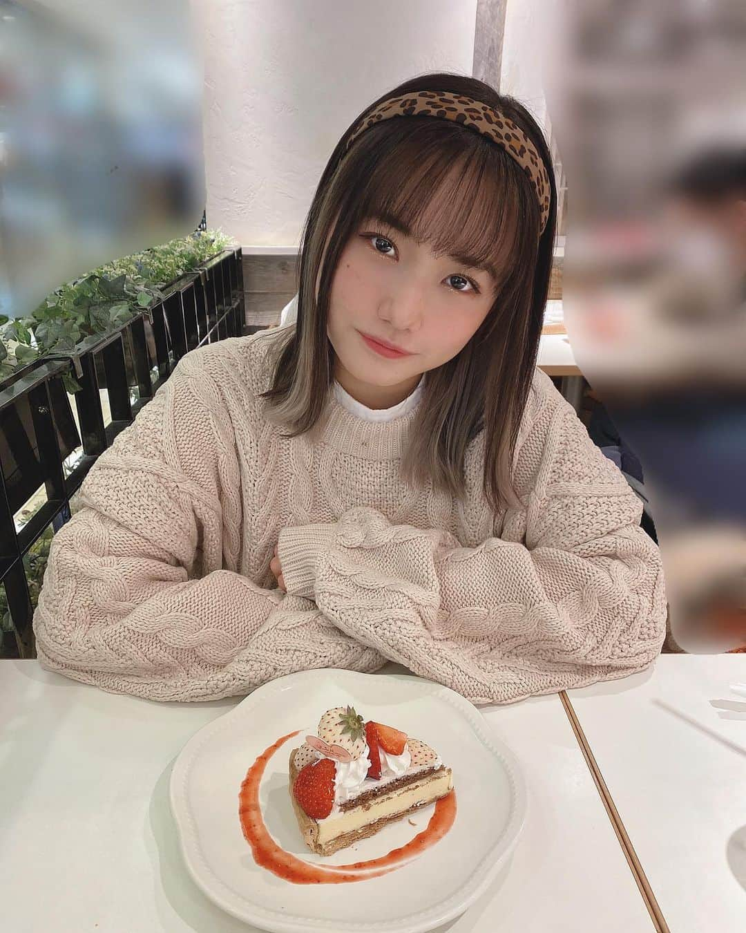 横山玲奈さんのインスタグラム写真 - (横山玲奈Instagram)「🍰 . . . ほまれとのランチ🧁 . . #岡村ほまれ #横山玲奈 #helloproject #morningmusume21 #冬服 #カチューシャ」1月6日 19時56分 - reina_yokoyama.official