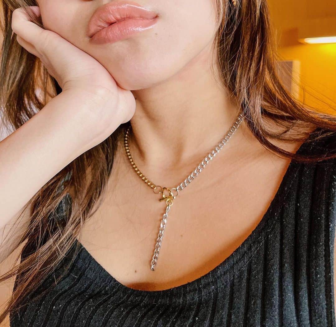 佐々木彩乃のインスタグラム：「gold×silverのコンビが可愛いnew necklace❤️ @evris_official」