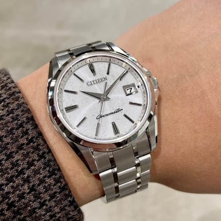 CITIZEN（シチズン時計）さんのインスタグラム写真 - (CITIZEN（シチズン時計）Instagram)「今日は新年を意識して、日本の伝統工芸でもあり、世界でも注目される 素材「和紙」を文字板に使った時計をご紹介します！ ・ 繊細な和紙の質感と、相対する艶やかなケースの組み合わせがとても美しい、日本発ならではのモデルです。 ・ さらにシチズンの光の力だけで時計を動かしつづける光発電技術「エコ・ドライブ」との相性も抜群。 ・ エコ・ドライブは、文字板の下にソーラーセルを配置するため、光を透過する素材は相性が良いのです。 ・ 繊維の隙間から、エコ・ドライブのエネルギー源である光を透過すると同時に、光を受ける角度によって表情を変える和紙独特の柔らかな風合いを、ぜひ手元でお愉しみください😄 ・ 詳細は @citizenwatchjp　ストーリーズのリンクよりご覧くださいね！ ・ ■左『The CITIZEN（ザ・シチズン）』 AQ4020-54Y　¥363,000(税込) (税抜価格 ¥330,000) ・ ■右『CITIZEN EXCEED Precious（エクシード　プレシャス）』 (数量限定モデル） ・ ES9410-51Z　¥297,000(税込)　(税抜価格 ¥270,000) ・ #シチズン #時計 #腕時計 #watch #watches #japanwatch #citizenwatch #マイシチズン #エクシード #エクシードプレシャス #冬コーデ #アクセサリー #手元くら部 #時計好き #時計好きな人と繋がりたい #年末年始 #instagood #冬ファッション #謹賀新年 #新年 #happynewyear2021 #japan  #紅白  #和紙  #土佐和紙  #伝統工芸  #ザシチズン  #和紙時計  #thecitizen  #ご褒美ジュエリー」1月6日 20時00分 - citizenwatchjp