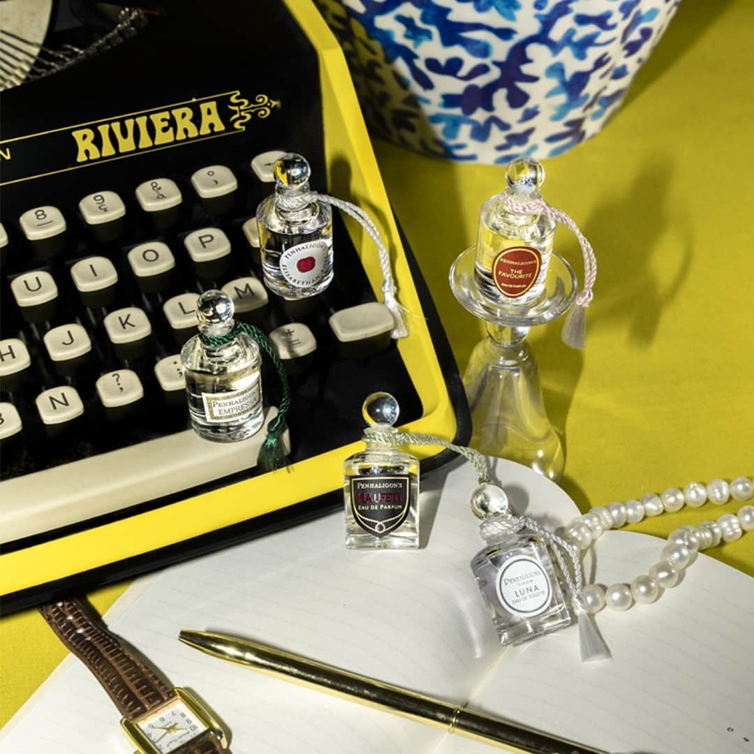 ペンハリガンさんのインスタグラム写真 - (ペンハリガンInstagram)「While we wish you a delightful year ahead and hope that 2021 isn’t anything like the last... Here at Penhaligon’s, we’ve been taking the time to reflect on the crucial lessons we’ve learned. And our final lesson is perhaps the most important of all.​  Lesson Six: Love Thy Neighbour​  Community has really mattered. What’s more, after a year of pulling together, a physical sense of community has been restored. Neighbours run errands for those less able. Smiling eyes can be seen on passing mask-clad faces. Typing letters to strangers who are perhaps alone. We’ve learnt there’s never been a better reason to spontaneously send a loved one a little gift. Yes, 2020 has been a year of, above all, letting people know you care. What random acts of kindness have you performed this past year? #Penhaligons #betwixmas」1月6日 20時00分 - penhaligons
