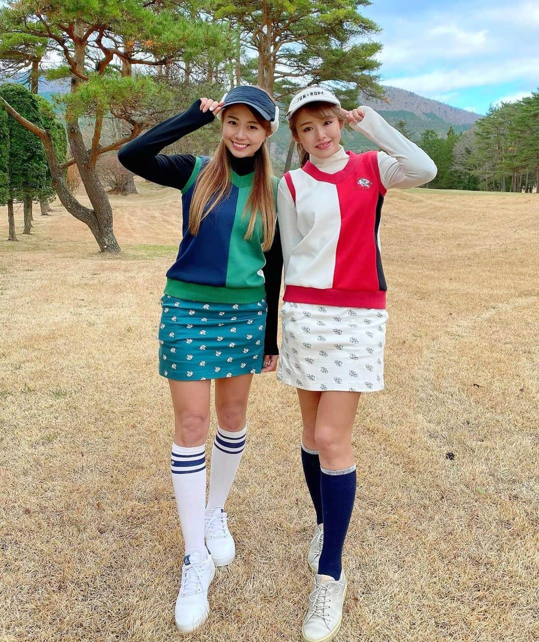 とくさきさんのインスタグラム写真 - (とくさきInstagram)「こんばんは⭐️ . ゆうちゃんと双子コーデだった日💕👭⛳️ 全身 @junandrope コーデでした✨ . そして本日20時からゆうちゃんとのラウンド動画をYoutubeにアップしました✨❤️ . 是非見てください💕 . この日が初ラウンドだったんだけど、この日から急激に急接近した私たち🥰 #ゴルフ#ゴルフ女子#golf#golfgirl#golfswing#ゴルフスイング#sports#スポーツ#スポーツ女子#골프#골프여자#尔夫球#高尔夫#ゴルフウェア#golfwear」1月6日 20時00分 - tokusaki_golf