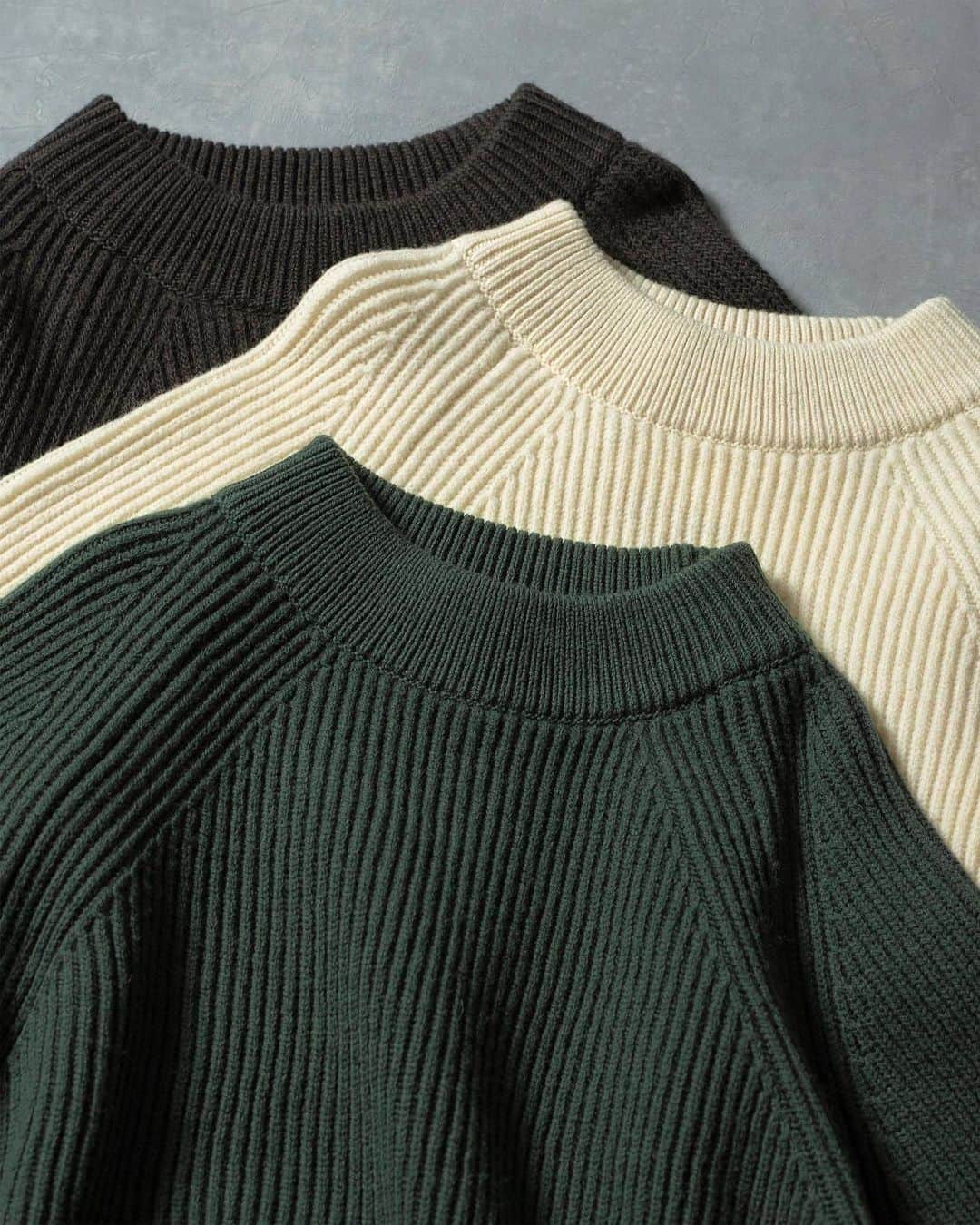 のインスタグラム：「ㅤㅤㅤㅤㅤㅤㅤㅤㅤㅤㅤㅤㅤ ㅤㅤㅤㅤㅤㅤㅤㅤㅤㅤㅤㅤㅤㅤㅤㅤㅤㅤㅤㅤㅤㅤㅤㅤㅤㅤㅤㅤ【WOMEN'S：PICK UP SALE ITEM】 ふくらみのあるミドルゲージのウール糸で編み立てた、ラグランスリーブのニットプルオーバー。しっかりと詰まったネックに少し大きめなサイジングのボディが、程よいリラックス感を漂わせます。表情のある畦編みがシンプルながらも存在感ある一着です。 ＜BEAUTY&YOUTH＞ WOOL AZE RAGLAN SLEEVE PULL OVER  Price Down ¥19,800（tax in）→¥11,880（tax in）  #BEAUTYANDYOUTH #UNITEDARROWS #BYWOMEN20 #BYAW20  ㅤㅤㅤㅤㅤㅤㅤㅤㅤㅤㅤ—BY STORE ACCOUNT—  WOMEN @beautyandyouth_women_store MEN @beautyandyouth_men_store」