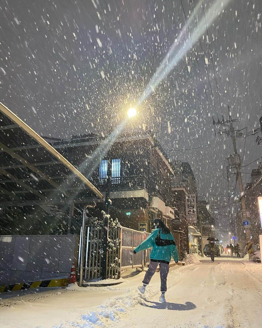 パク・シネさんのインスタグラム写真 - (パク・シネInstagram)「갑자기 눈이 많이 내리네요. 미끄러지지 않게 다들 조심하세요!!」1月6日 20時12分 - ssinz7