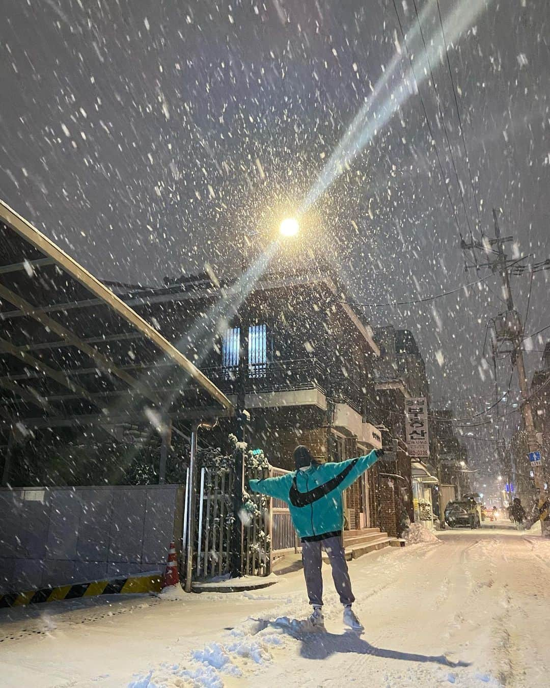 パク・シネさんのインスタグラム写真 - (パク・シネInstagram)「갑자기 눈이 많이 내리네요. 미끄러지지 않게 다들 조심하세요!!」1月6日 20時12分 - ssinz7