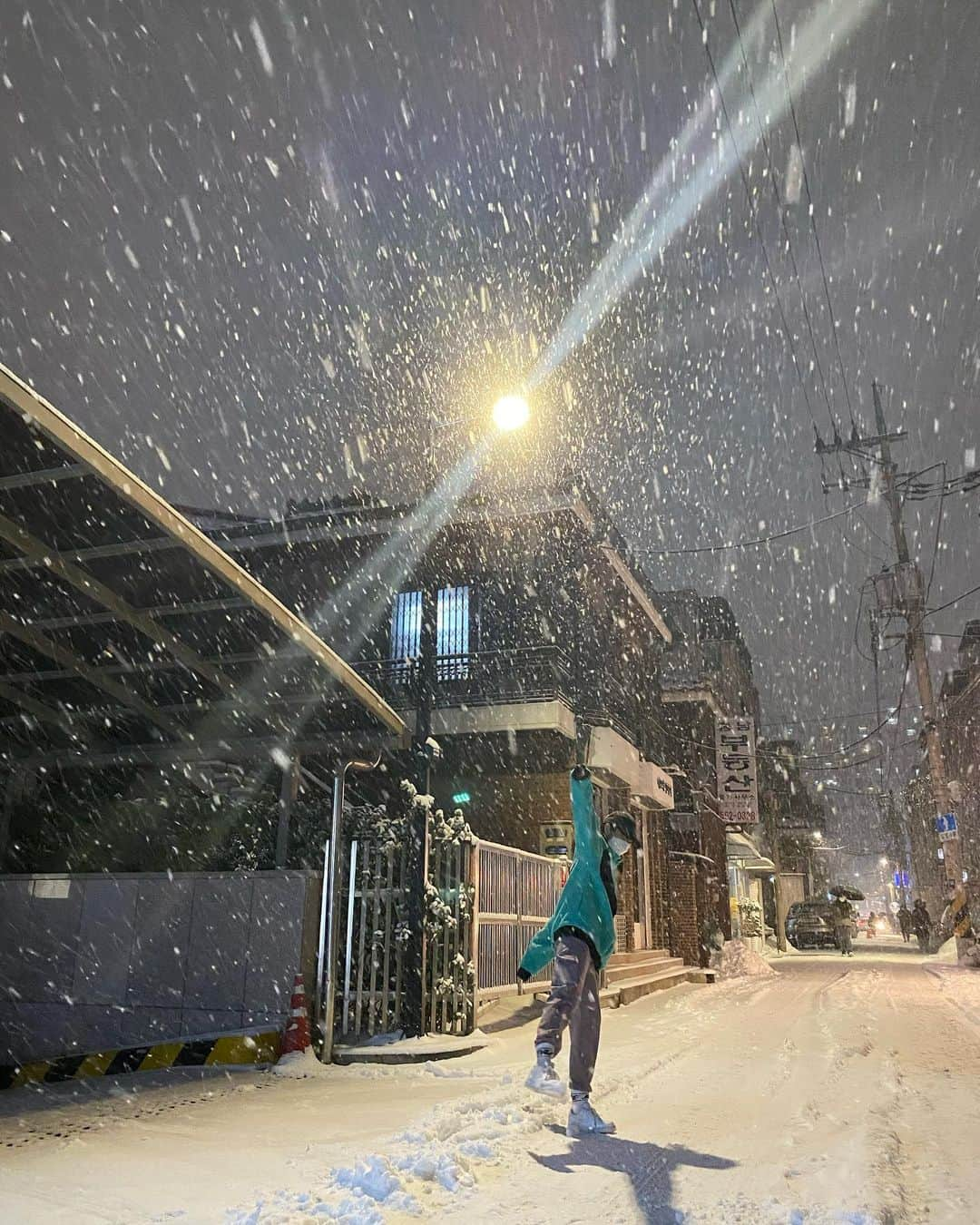 パク・シネさんのインスタグラム写真 - (パク・シネInstagram)「갑자기 눈이 많이 내리네요. 미끄러지지 않게 다들 조심하세요!!」1月6日 20時12分 - ssinz7