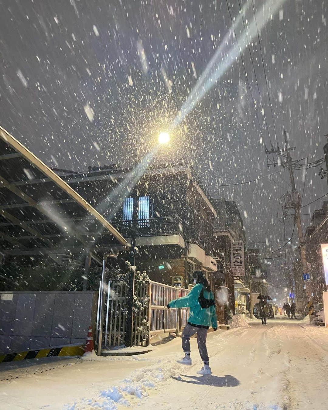 パク・シネさんのインスタグラム写真 - (パク・シネInstagram)「갑자기 눈이 많이 내리네요. 미끄러지지 않게 다들 조심하세요!!」1月6日 20時12分 - ssinz7