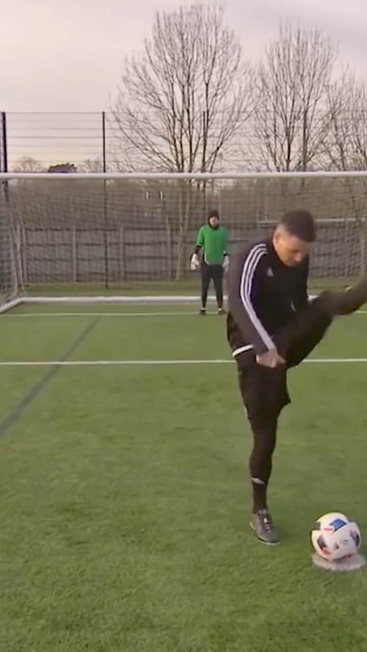 F2Freestylersのインスタグラム：「Imagine just casually back heeling a penalty top bins! 😂😱😳  Tag a mate who would try this in a match? 👇  #penalty #soccertricks #footballtricks #skills #messi #ronaldo #neymar #mbappe #football #soccer」