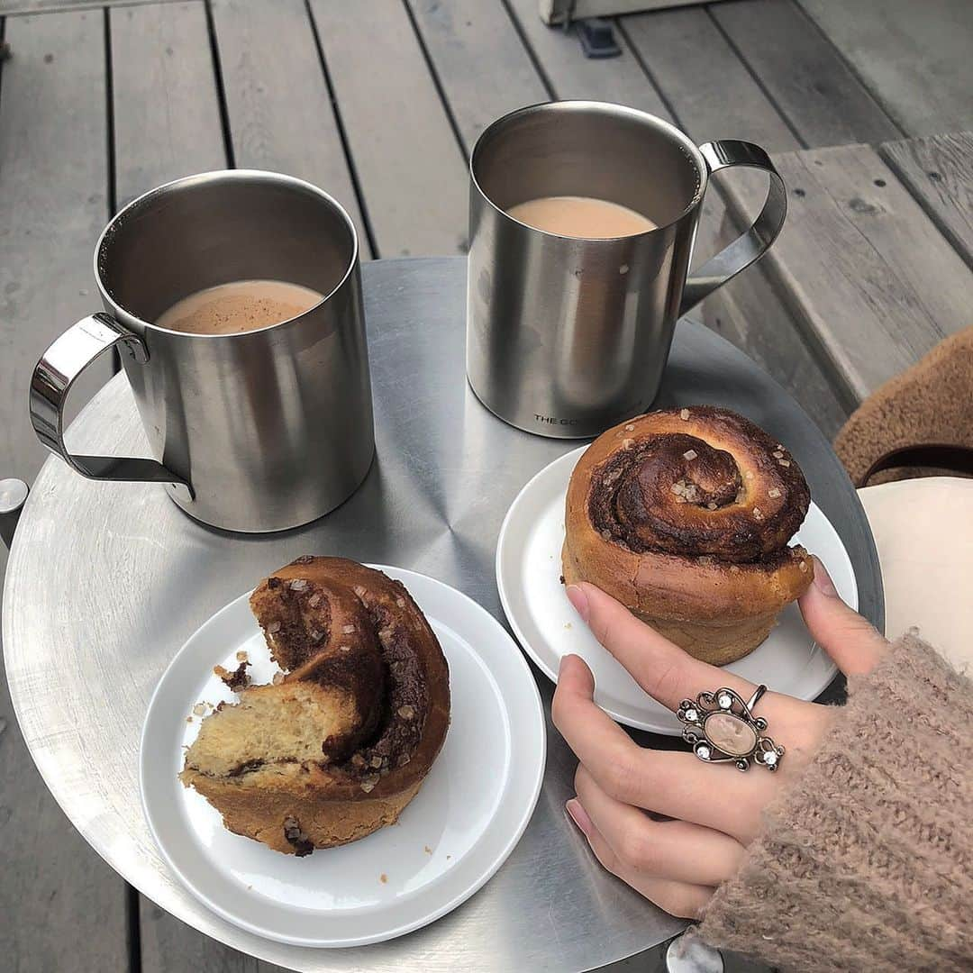 夏目一花さんのインスタグラム写真 - (夏目一花Instagram)「マサラチャイとシナモンロール🧁♡  おいしかった、、、また行きたいなあ🤤🤍  #鎌倉 #鎌倉グルメ #鎌倉カフェ #鎌倉散歩 #鎌倉駅 #thegoodgoodies」1月6日 20時08分 - natsume_me__