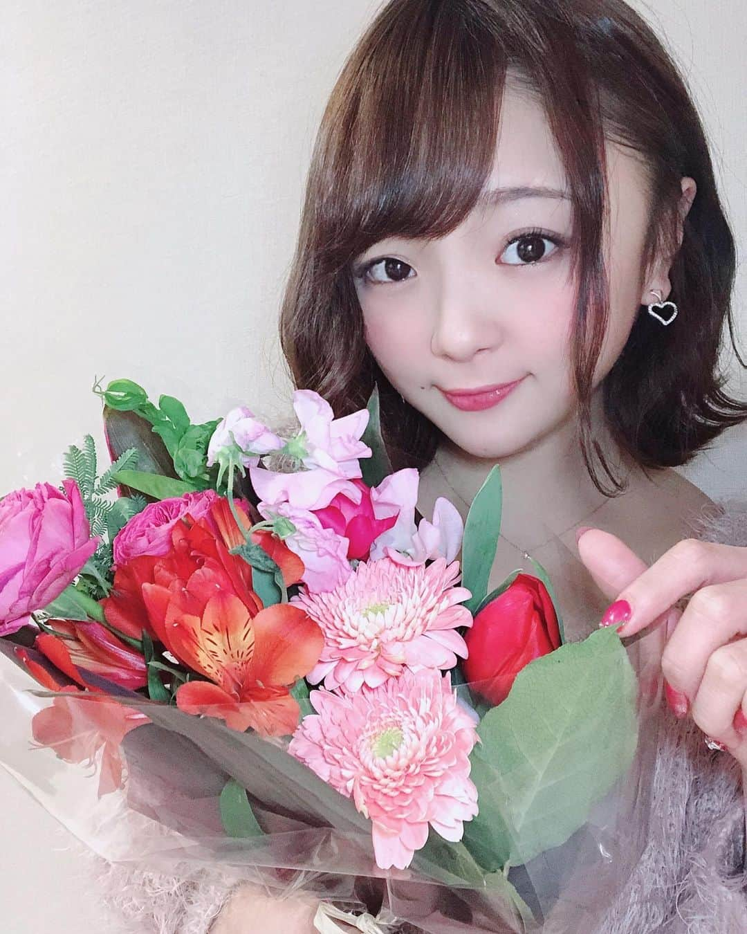 NI-NA（ニーナ）のインスタグラム：「. . ファンの方から頂いた赤とピンクがモチーフの花束💐💗❤ 服もネイルもリップもピンクと赤で合わさって良き〜〜₍₍ ( ๑॔˃̶◡ ˂̶๑॓)◞♡ . . #花束 #お祝い花 #インスタ映え #デビュー祝い #bouquet #japaneseidol #instalike #instagood #like4likes #like4follow #followｍe」