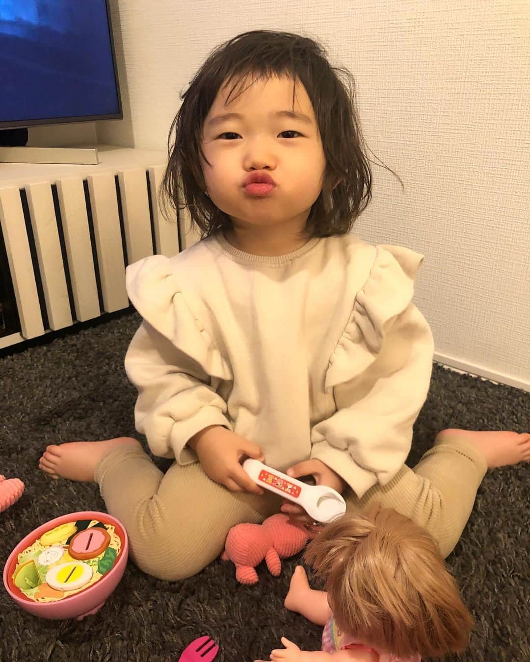 那須久美子のインスタグラム：「メルちゃんに大ハマりの娘🧸🍽  誰かに何かをしてあげたいという性格は親譲りかと。。。笑✨  さて、今日は仕事始めで、このようなご時世の中、多くのお客様が来てくださり、感謝とともに好きなお仕事が出来るありがたさを感じております✨  今はとにかく手洗いうがいを心掛けて、みんなが健康でいるよう、自分も努めるのみです❗️  穏やかな日々が来ると信じて、出来ることを精一杯やろうと思います✨  Michio Nozawa  HAIR SALON Ginza ではコロナ対策をしっかり行いながら営業しております❗️  【新型コロナウイルス対策】  新型コロナウイルス感染症の店舗での予防対策と致しまして、お客様に安心してご来店頂ける様に下記の項目を徹底しております。  ■3週間以内の渡航歴のある方、同じく3週間以内に渡航がある方との接触がある方、体調に不安がある方、検温で37.5度以上の熱がある方のご予約、ご来店のお断りをさせて頂いております。 ■お客様にご来店時、手指消毒のご協力のお願い ■お客様の施術中のマスク着用のお願い（施術中に汚れてしまう恐れがございます。替えのマスクをご用意しています） ■スタッフの営業中のマスク着用義務化 ■出勤スタッフの人数制限 ■お客様同士のお席の空間開け ■ご予約の間隔調整 ■受付への消毒設置 ■店内の換気（店内が少し肌寒くなる可能性がございます） ■スタッフ、お客様の触れる場所（椅子/テーブル/タブレット/入り口ドア等）の徹底消毒 ■お客様毎にタオル、クロスの交換、徹底消毒 ■金銭受け渡しスタッフの手指消毒と金銭の受け渡しはトレー使用 ■お客様毎に、スタッフの手洗い、うがい、手指消毒 ■施術道具（シザー、コーム、ブラシ等）の徹底消毒 ■シャンプー中、フェイスガーゼもしくは、マスク着用をお願いしております。 ■飲み物の提供を限定させていただいております。(ご自身でお持ちいただいても構いません) ■施術中の雑誌の提供の自粛  最後になりますが、全てのスタッフにおいて毎日検温を徹底しております。  なお毎朝の検温で37.5度以上の検温があったスタッフにおいては自宅待機といたします。  最大限の衛生管理をしっかり行い、精一杯お客様をお迎えさせて頂きたいと思っております。  お客様が少しでも安心してご来店頂ける様、スタッフ一同しっかりウイルス対策を今後もしてまいります。  何卒ご理解、ご協力を賜りますようお願い申し上げます。  Michio Nozawa HAIR SALON Ginza / awa hair」