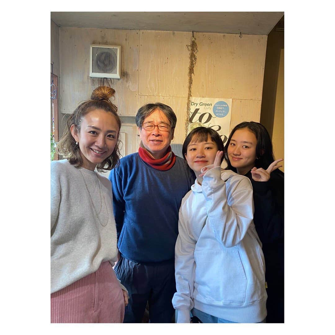 土井地恵理子さんのインスタグラム写真 - (土井地恵理子Instagram)「川崎に住んでた頃 子供たちが小さい頃から通ってた タイカレーのイムイェムが 閉店しちゃった😢  最後に冷凍グリーンカレーとガパオを買いに そしてテラさんに会いに。  子供たちが幼稚園の頃から 成長を見ていてくれてたので ほんとに寂しい。 そしてあの味が食べれなくなるなんて！  しかしこれから何するって 元気なうちに楽しみたいって 都心部を離れて広大な土地で イノシシ捕まえて 食物育てて、、って計画、、 最高すぎるではないですか✨✨✨  寂しいけどそんな話を聞いて こちらもわくわくしました😍  またいつかテラさんの味に会える日が来ますように！ 楽しんでくださいね❤︎  #イムイェム #閉店 #宮前区 #ドライグリーンカレー #奥様のパウンドケーキも大好きだった #最後騒がしくなるから告知しなかったって😂」1月6日 20時14分 - ericodoiji