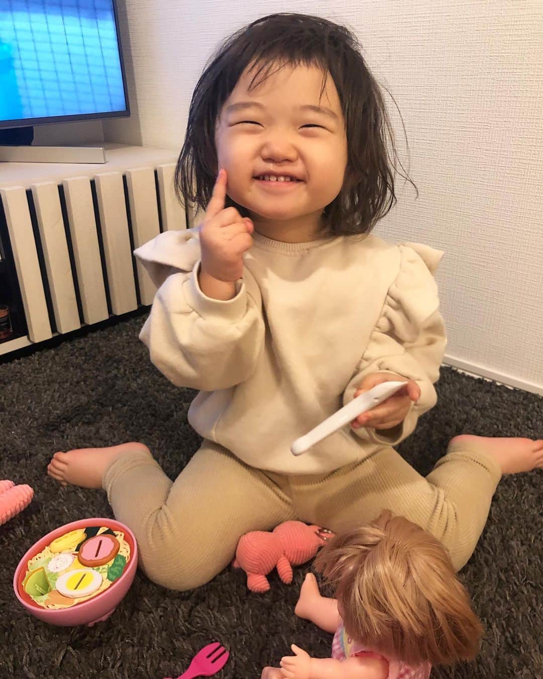 那須久美子さんのインスタグラム写真 - (那須久美子Instagram)「メルちゃんに大ハマりの娘🧸🍽  誰かに何かをしてあげたいという性格は親譲りかと。。。笑✨  さて、今日は仕事始めで、このようなご時世の中、多くのお客様が来てくださり、感謝とともに好きなお仕事が出来るありがたさを感じております✨  今はとにかく手洗いうがいを心掛けて、みんなが健康でいるよう、自分も努めるのみです❗️  穏やかな日々が来ると信じて、出来ることを精一杯やろうと思います✨  Michio Nozawa  HAIR SALON Ginza ではコロナ対策をしっかり行いながら営業しております❗️  【新型コロナウイルス対策】  新型コロナウイルス感染症の店舗での予防対策と致しまして、お客様に安心してご来店頂ける様に下記の項目を徹底しております。  ■3週間以内の渡航歴のある方、同じく3週間以内に渡航がある方との接触がある方、体調に不安がある方、検温で37.5度以上の熱がある方のご予約、ご来店のお断りをさせて頂いております。 ■お客様にご来店時、手指消毒のご協力のお願い ■お客様の施術中のマスク着用のお願い（施術中に汚れてしまう恐れがございます。替えのマスクをご用意しています） ■スタッフの営業中のマスク着用義務化 ■出勤スタッフの人数制限 ■お客様同士のお席の空間開け ■ご予約の間隔調整 ■受付への消毒設置 ■店内の換気（店内が少し肌寒くなる可能性がございます） ■スタッフ、お客様の触れる場所（椅子/テーブル/タブレット/入り口ドア等）の徹底消毒 ■お客様毎にタオル、クロスの交換、徹底消毒 ■金銭受け渡しスタッフの手指消毒と金銭の受け渡しはトレー使用 ■お客様毎に、スタッフの手洗い、うがい、手指消毒 ■施術道具（シザー、コーム、ブラシ等）の徹底消毒 ■シャンプー中、フェイスガーゼもしくは、マスク着用をお願いしております。 ■飲み物の提供を限定させていただいております。(ご自身でお持ちいただいても構いません) ■施術中の雑誌の提供の自粛  最後になりますが、全てのスタッフにおいて毎日検温を徹底しております。  なお毎朝の検温で37.5度以上の検温があったスタッフにおいては自宅待機といたします。  最大限の衛生管理をしっかり行い、精一杯お客様をお迎えさせて頂きたいと思っております。  お客様が少しでも安心してご来店頂ける様、スタッフ一同しっかりウイルス対策を今後もしてまいります。  何卒ご理解、ご協力を賜りますようお願い申し上げます。  Michio Nozawa HAIR SALON Ginza / awa hair」1月6日 20時14分 - nasu_kumiko