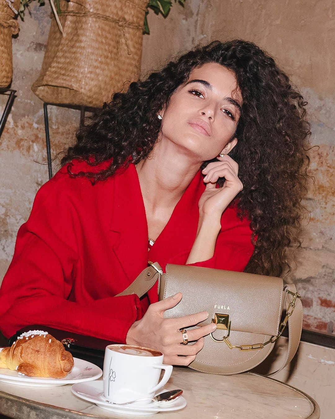 フルラのインスタグラム：「It’s time for a traditional Italian breakfast. @chiarascelsi with the Furla Miss Mimì, in her favorite spot in town. Link in bio.  #thefurlasociety #furlafeeling #furlagift #newcollection #furla #accessories #fashion」