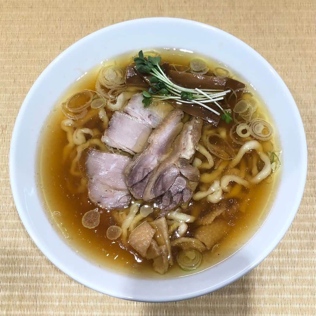 みのり(26)＠東京 ダイエットのインスタグラム：「. . #綾川  【親鳥中華そば】820円 . いつも麺切れで、入れなかったんだけど 18時にたまたま入れた(^^)v 17時から夜の部なのに、 18:30には、麺切れで閉店だよ！ いつもすごくならんでるよ！！ . 麺は、極太麺と中太麺で選べたはずなのに、 私は選べなかった。(どちらかが売り切れていた) . 多分これは、極太麺。 モチモチですごく食べ応えがある。 . . 表面の鶏油がキレイなのよ〜(黄金のスープ)  豚骨と違って、 罪悪感なくゴクゴク飲んでしまった🤣 . . . そしてサイドメニューの #かき揚げ丼 . ホタテと春菊だったよ。 サクサクのかき揚げと、タレが甘くて ぺろりいけちゃいました😆🙏 . . . は〜美味しかった❤️ . #diet #ダイエット #ラーメン #ラーメン女子 #麺スタグラム #noodles #ebisu #恵比寿  #恵比寿グルメ #食べログ #rizap #恵比寿横丁  #痩せたい  #恵比寿ランチ #ジャンクフード  #食べることが好き #ラーメン大好き #ラーメン好きな人と繋がりたい #行列のできる店 #ラーメン部 #中華そば #親鳥 #香川 #手打ち麺 #売り切れ御免  #新店舗 #新店舗オープン」