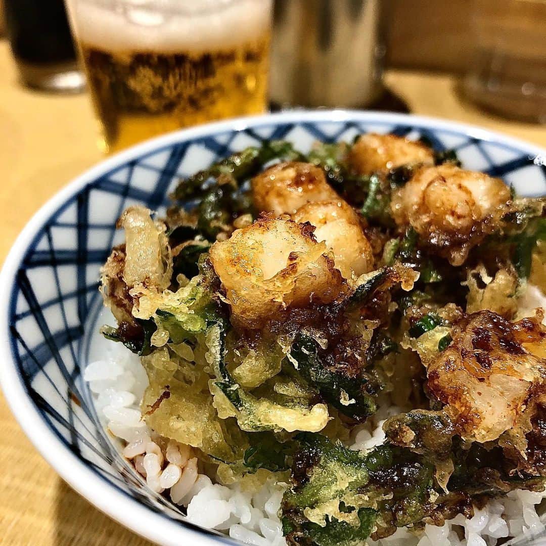 みのり(26)＠東京 ダイエットさんのインスタグラム写真 - (みのり(26)＠東京 ダイエットInstagram)「. . #綾川  【親鳥中華そば】820円 . いつも麺切れで、入れなかったんだけど 18時にたまたま入れた(^^)v 17時から夜の部なのに、 18:30には、麺切れで閉店だよ！ いつもすごくならんでるよ！！ . 麺は、極太麺と中太麺で選べたはずなのに、 私は選べなかった。(どちらかが売り切れていた) . 多分これは、極太麺。 モチモチですごく食べ応えがある。 . . 表面の鶏油がキレイなのよ〜(黄金のスープ)  豚骨と違って、 罪悪感なくゴクゴク飲んでしまった🤣 . . . そしてサイドメニューの #かき揚げ丼 . ホタテと春菊だったよ。 サクサクのかき揚げと、タレが甘くて ぺろりいけちゃいました😆🙏 . . . は〜美味しかった❤️ . #diet #ダイエット #ラーメン #ラーメン女子 #麺スタグラム #noodles #ebisu #恵比寿  #恵比寿グルメ #食べログ #rizap #恵比寿横丁  #痩せたい  #恵比寿ランチ #ジャンクフード  #食べることが好き #ラーメン大好き #ラーメン好きな人と繋がりたい #行列のできる店 #ラーメン部 #中華そば #親鳥 #香川 #手打ち麺 #売り切れ御免  #新店舗 #新店舗オープン」1月6日 20時18分 - minorizap
