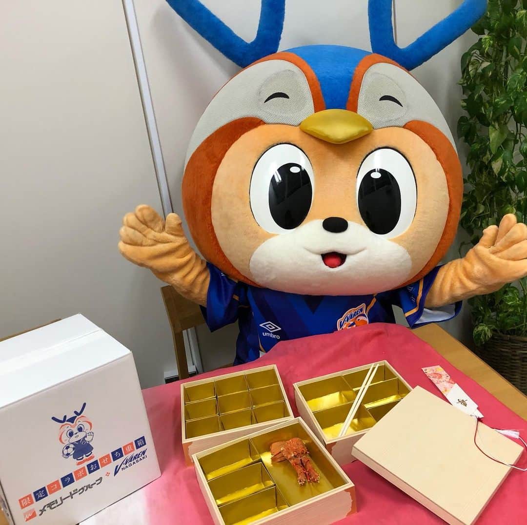 ヴィヴィくんさんのインスタグラム写真 - (ヴィヴィくんInstagram)「﻿ ﻿ ぷは～、おなかいっぱいっ＼(^o^)／ ﻿ ﻿ きょうは、おしごとはじめ2にちめ🐥﻿ おしょうがつたのしかったなぁ〜🎶﻿ 明ゆめたいしさんにいただいたおせち、とってもおいしかったなぁ〜😋💕﻿ ﻿ #vvaren #vファーレン #vファーレン長崎 #長崎 #ヴィヴィくん﻿ #エビさんっ🐥🎶﻿ #おしょうがつにもどってもう1かいたべたいなぁ😋」1月6日 20時21分 - vivikun_vvn
