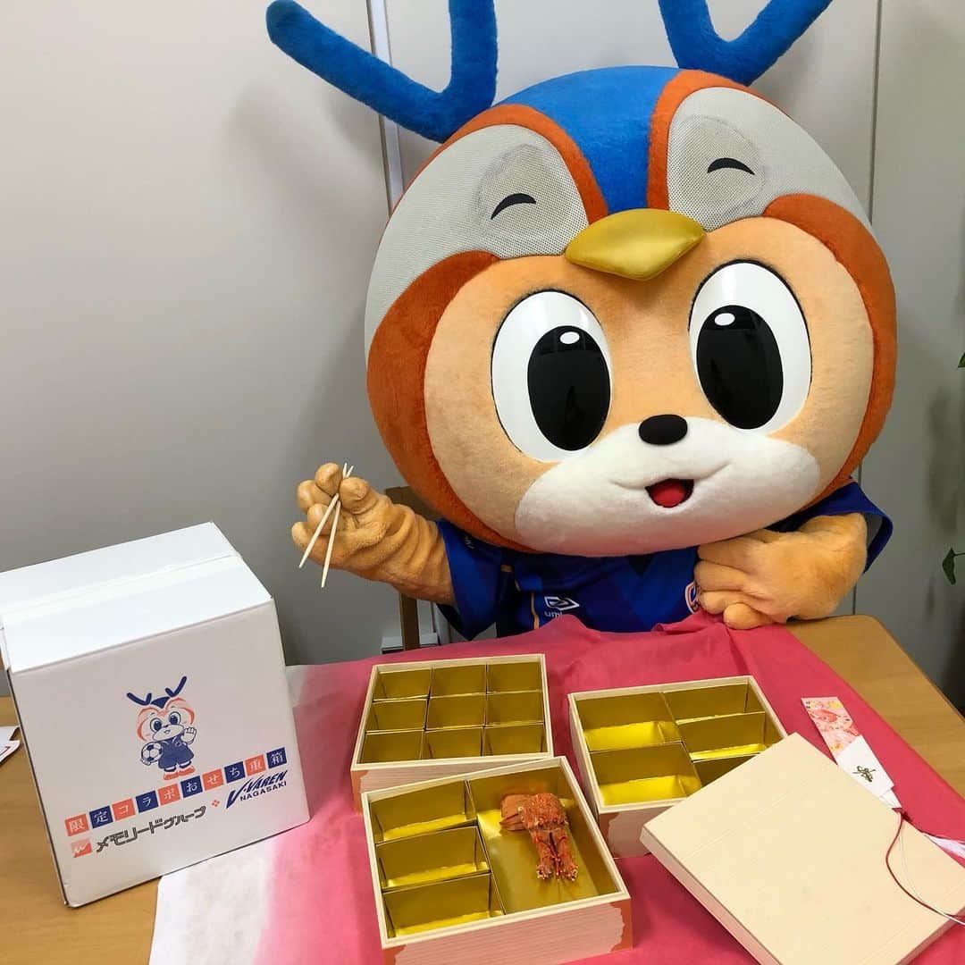 ヴィヴィくんさんのインスタグラム写真 - (ヴィヴィくんInstagram)「﻿ ﻿ ぷは～、おなかいっぱいっ＼(^o^)／ ﻿ ﻿ きょうは、おしごとはじめ2にちめ🐥﻿ おしょうがつたのしかったなぁ〜🎶﻿ 明ゆめたいしさんにいただいたおせち、とってもおいしかったなぁ〜😋💕﻿ ﻿ #vvaren #vファーレン #vファーレン長崎 #長崎 #ヴィヴィくん﻿ #エビさんっ🐥🎶﻿ #おしょうがつにもどってもう1かいたべたいなぁ😋」1月6日 20時21分 - vivikun_vvn