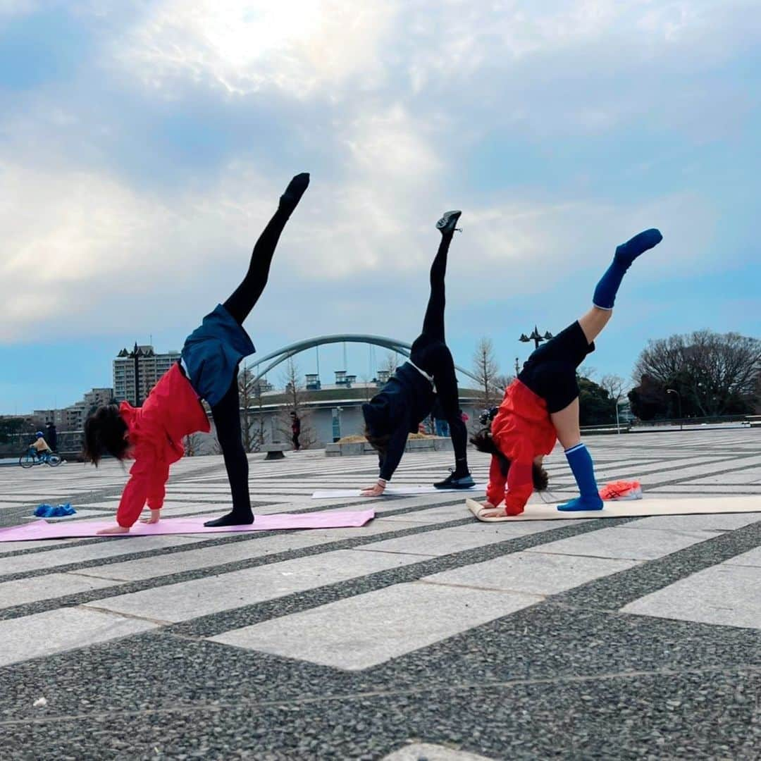 岡部紗季子さんのインスタグラム写真 - (岡部紗季子Instagram)「“ Team Gymnastics🤸🏽‍♀️♥️ #gymnastics #training #パーソナルトレーニング #体操 #🤸🏽‍♀️ 🏡  @w_o_e_2 . 📸Thank you!! @akira_matsumori @hosodaaya . . . 今回のパーソナルトレーニングは バレエとサッカーをメインにやっている女の子たちでした！ . わたしが選手のときにやっていた ウォーミングアップで行うトレーニングを少し簡単にしたメニューを行いました！ . 体を一本の棒のように締めてジャンプするとどうなるか？ 前後開脚までのストレッチ、 ストレッチの後の足振りで足を開く力をつける！ 最後に鉄棒で空中逆上がりを見せてもらいました！😆👏🏽✨ . いろいろなスポーツの補助トレーニングに体操はすごくいいので 何か困っていることがあったらお手伝いさせてください😊🙏🏽 . パーソナルトレーニングのお問い合わせは 👇🏽👇🏽👇🏽 @w_o_e_2  DMください！！ . 他にも一緒にトレーニングしたい！などあれば いろいろご相談してください！😊🙏🏽」1月6日 20時21分 - sakiko_okabe516