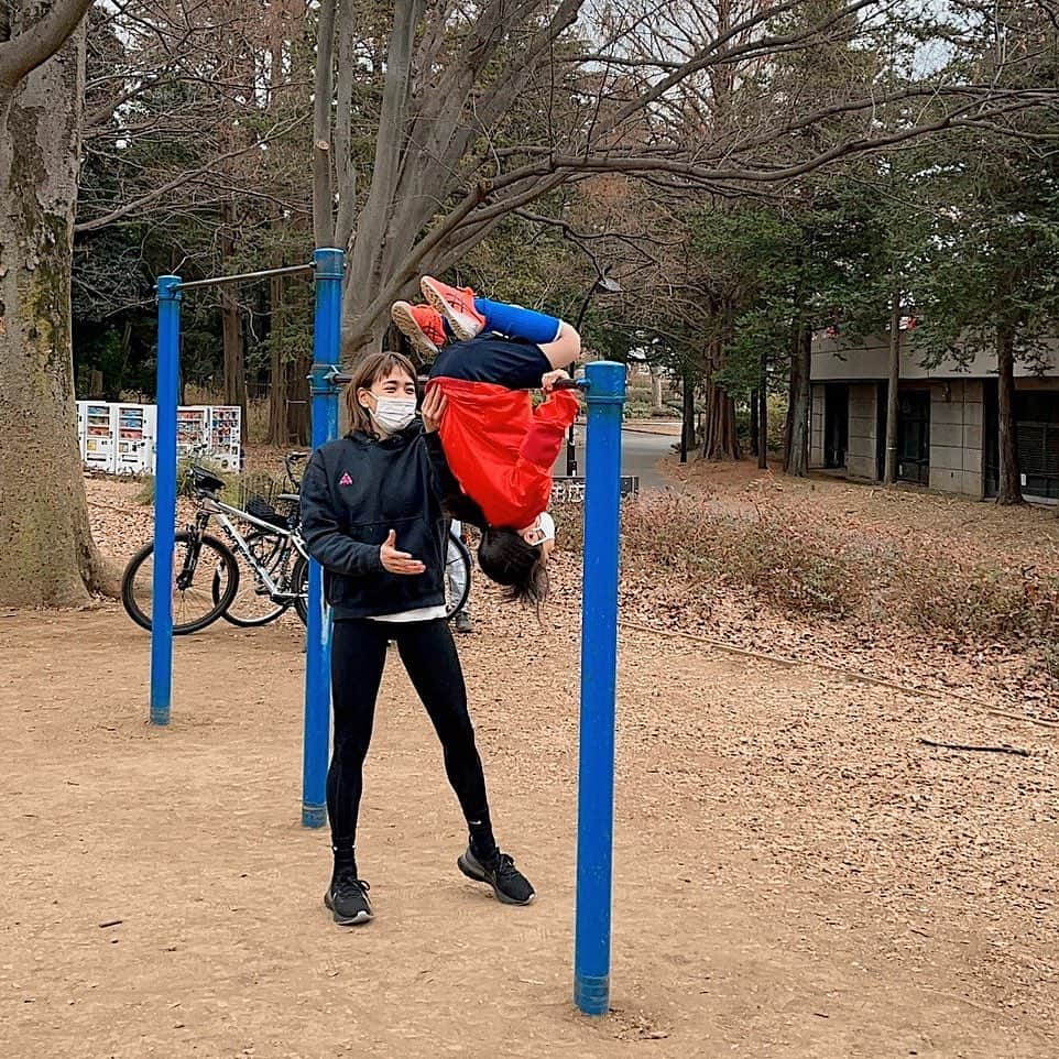 岡部紗季子さんのインスタグラム写真 - (岡部紗季子Instagram)「“ Team Gymnastics🤸🏽‍♀️♥️ #gymnastics #training #パーソナルトレーニング #体操 #🤸🏽‍♀️ 🏡  @w_o_e_2 . 📸Thank you!! @akira_matsumori @hosodaaya . . . 今回のパーソナルトレーニングは バレエとサッカーをメインにやっている女の子たちでした！ . わたしが選手のときにやっていた ウォーミングアップで行うトレーニングを少し簡単にしたメニューを行いました！ . 体を一本の棒のように締めてジャンプするとどうなるか？ 前後開脚までのストレッチ、 ストレッチの後の足振りで足を開く力をつける！ 最後に鉄棒で空中逆上がりを見せてもらいました！😆👏🏽✨ . いろいろなスポーツの補助トレーニングに体操はすごくいいので 何か困っていることがあったらお手伝いさせてください😊🙏🏽 . パーソナルトレーニングのお問い合わせは 👇🏽👇🏽👇🏽 @w_o_e_2  DMください！！ . 他にも一緒にトレーニングしたい！などあれば いろいろご相談してください！😊🙏🏽」1月6日 20時21分 - sakiko_okabe516