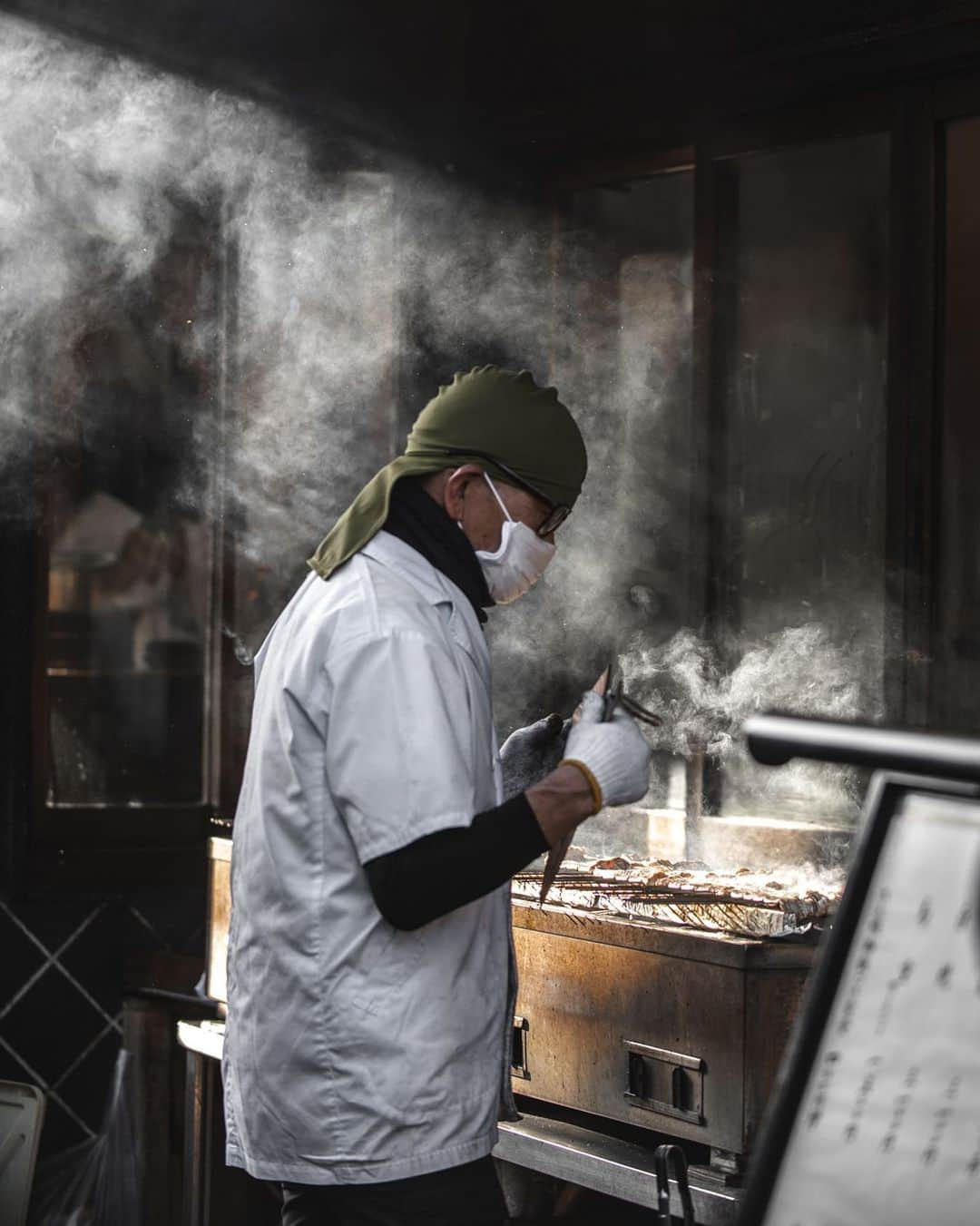 大越光貴のインスタグラム：「Smoke × Sunshine = 💯﻿ ﻿ 鰻を焼く姿が神々しい。﻿ ﻿ 今年は流石の成田山も例年の2割ほどだったらしい。。﻿ ﻿ ﻿ そして明日、緊急事態宣言。﻿ ﻿ 守るべき医療体制と人の健康、守りたい経済と人の生活。これが難しい❗️﻿ ﻿ ﻿ 寝正月をしている間も最前線で働き続けてくれた「医療現場のために！」と思う一方で、﻿ ﻿ 目の前の苦しむお店を見ていると、食べに行きたい気持ちもある。。笑﻿ ﻿ 各方面への補償がしっかりあればそれで良いんだけどどうなんだろう？ ﻿  まあ兎にも角にも、政府が後手後手でもそのせいにせず、先手先手で自分の頭で考えて、物事を良い方に良い方に進めるだけ💪🔥﻿ ﻿ #happynewyear2021 #japanesecuisine #japneseculture #煙 #夕陽 #鰻 #鰻重 #駿河屋 #成田参道 #成田山新勝寺 #なりたさんぽ #初詣 #お正月料理 #ファインダー越しの私の世界 #日本の絶景 #日本の風景 #日本の景色 #日本の伝統 #コロナに負けるな」