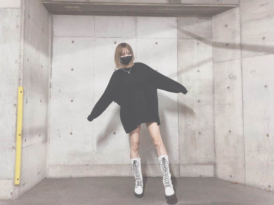 桑名利瑠のインスタグラム：「. . . 寒い日が続くね...🥶 髪の毛がだいぶ伸びました♡ . . . #fashion #followforfollowback #followｍe #l4l #code #makeup #make #instagood #instafashion #instapic #instadaily #selfie #selca #プチプラコーデ #gu #azulbymoussy #photooftheday #photo #ショートボブ #外ハネボブ #outfit #outfitoftheday #2021」