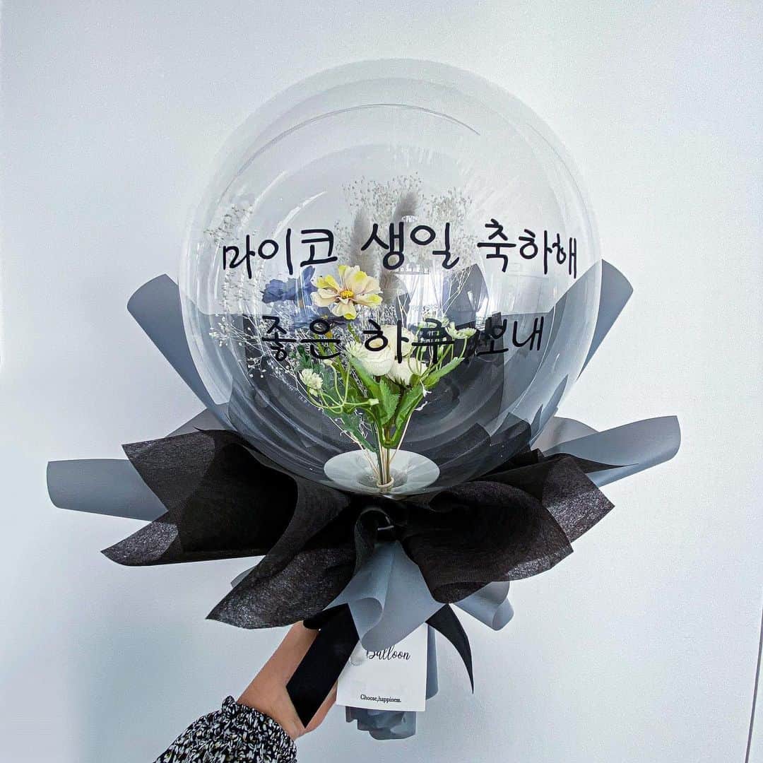 鍛治麻衣子さんのインスタグラム写真 - (鍛治麻衣子Instagram)「＼可愛い！ 韓国誕生日バルーン ／﻿ ﻿ ﻿ 韓国でも人気のお誕生日の贈り物🎁﻿ ハングルが入れて貰えるセンイルバルーン🎈﻿ をご紹介したいと思います🙌🏻﻿ ﻿ ﻿ ✧ LAND BALLOON @land_balloon ✧﻿ ﻿ ┈┈┈┈┈┈┈┈┈┈﻿ どんなバルーン...？﻿ ┈┈┈┈┈┈┈┈┈┈﻿ ﻿ 透明のバルーンの中にドライフラワーなどの﻿ お花が入っていて、正面には入れたいメッセージを﻿ 入れてもらうことが出来ます🙌🏻﻿ ラッピングや文字色なども指定することが出来るので﻿ イメージを伝えると素敵なバルーンを作っていただけます☺️﻿ ﻿ ┈┈┈┈┈┈┈┈﻿ もらった感想☟﻿ ┈┈┈┈┈┈┈┈﻿ ﻿ 12月30日はお誕生日でした☺️﻿ またひとつ歳を重ねましたが...記念に残るプレゼントが﻿ 嬉しいなと思い母にプレゼントしてもらいました🙏🏻﻿ ﻿ 見た瞬間可愛すぎるーー！！！🥺﻿ モノトーンが好きな私ですが本当に可愛い🖤﻿ 素敵なお誕生日プレゼントです👏🏻﻿ お母さんありがとう☺️💞﻿ ﻿ 外で写真を撮ったら綺麗だと思い実家のベランダ﻿ で撮影したのですが強風で大変でした🤣﻿ ﻿ ハングルも入れてもらえますが、英語はもちろん﻿ ロゴなども入れてもらえます🙌🏻﻿ お友達や家族のお誕生日やお店のOPENなど...﻿ 喜んで貰えること間違いなしです☺️﻿ ﻿ ┈┈┈┈┈┈┈┈┈┈┈┈┈┈┈┈┈┈┈┈﻿ ﻿ ✧ LAND BALLOON @land_balloon ✧さんの﻿ インスタページを是非チェックしてみて下さい🙌🏻﻿ ﻿ ﻿ ﻿ 📎韓国オススメグッズまとめ📎﻿ ￣￣￣￣￣￣￣￣￣￣￣￣￣￣￣﻿ #MAIKOの韓国オススメグッズ﻿ ﻿  ━━━━━━━━━━━━━━━━━━━━━━━━━━━﻿ ﻿ #LANDBALLOON#land_balloon#センイル #センイルチュッカヘ#バースデーバルーン#誕生日バルーン#バルーン#バルーンフラワー#バルーンギフト#バルーンブーケ#クリアバルーン#バルーンショップ#大阪バルーンショップ﻿  ━━━━━━━━━━━━━━━━━━━━━━━━━━━」1月6日 20時24分 - maiko_korea