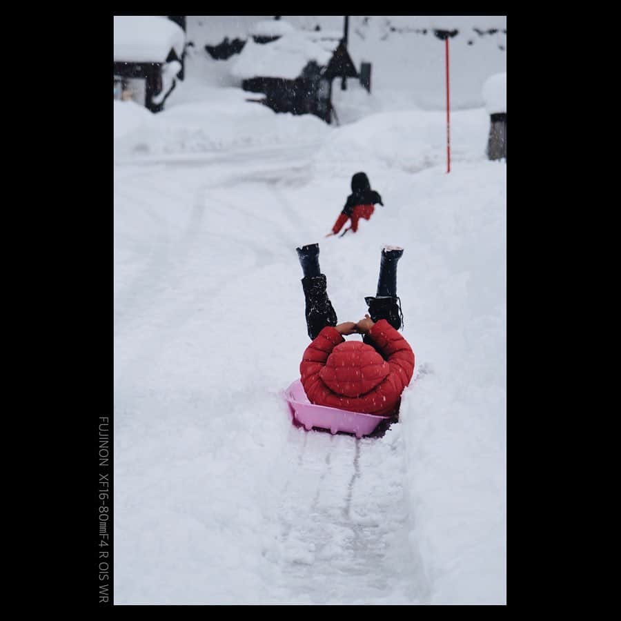 plus_thinkingのインスタグラム：「ミニスキー🎿する子って見なくなりましたね🙄 もう売ってないのかな？ . camera: X-T3 lens: FUJINON  XF16-80㎜F4 R OIS WR . #beautifuljapan #snapJapan」