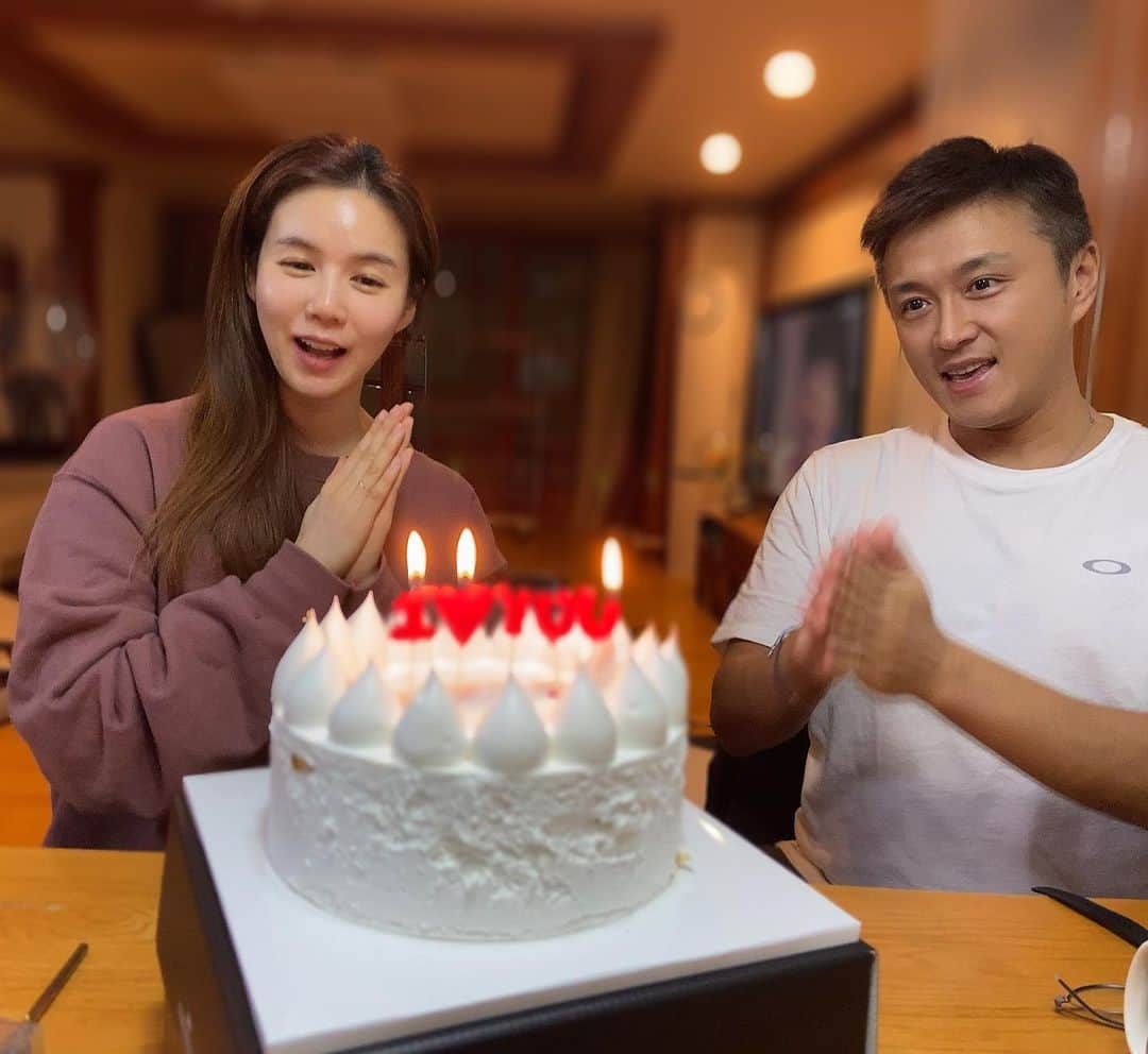 パク・シウンのインスタグラム：「#생일 오늘은 이자리에서만~😁 축하해주신 모든분들 감사합니다🙇‍♀️ 덕분에 행복한하루였어요~💕 #가족 이있어 감사한하루~🙏 #허니 고마워  #딸래미 사랑해  #happybirthday 🥰」