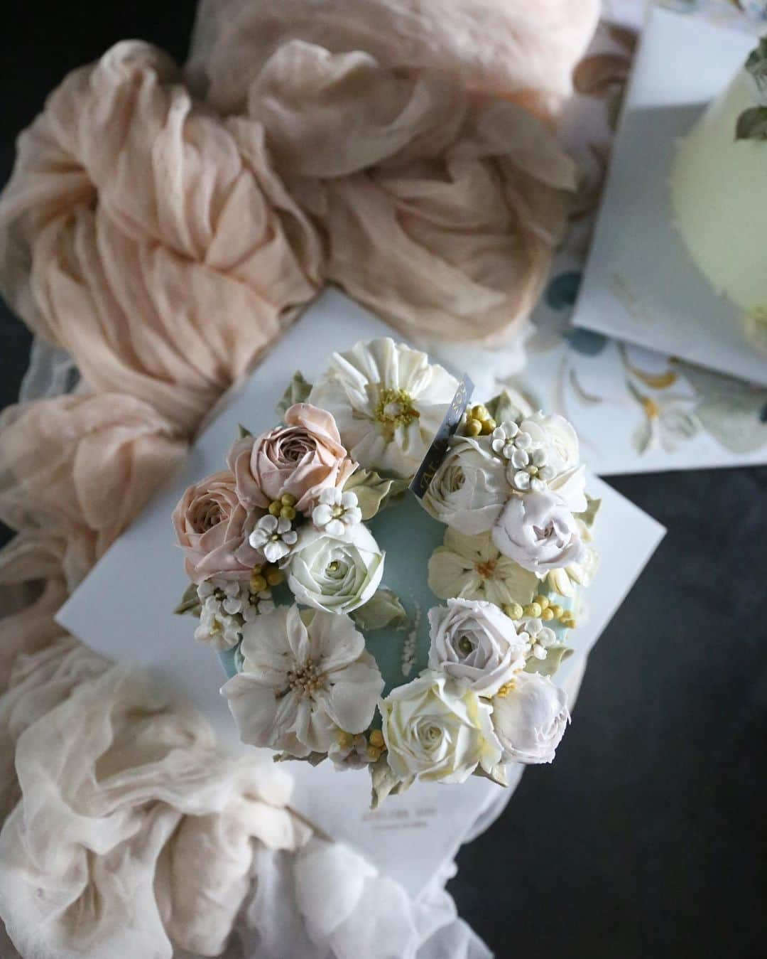 청담 수케이크 (atelier soo)さんのインスタグラム写真 - (청담 수케이크 (atelier soo)Instagram)「ㅡ Atelier soo flowercake - Basic class  Lemon cake  Orange 컬러주제로풀어가는케이크 12월.수업사진정리중  ㅡ #flower #cake #flowercake #partycake #birthday #bouquet #buttercream #baking #wilton #weddingcake ㅡ www.soocake.com」1月6日 20時27分 - soocake_ully