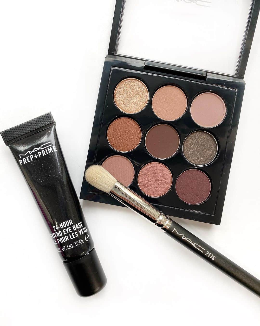 M∙A∙C Cosmetics Japanのインスタグラム：「【明日公式オンライン限定発売】 M·A·C から新年のご挨拶と感謝をこめて、人気製品を含む特別なキットを公式オンラインショップ限定でご用意しました🎍 スワイプして全10種のお得なキットをチェック👉✨   明日1月7日(木) 20時～3日間連続！#MACインスタライブ でキットの使い方を詳しくご紹介！ with @masam1101 @asami_makeup @rumikoikedaharrismakeup  お楽しみに💕  ㅤ ①M･A･C ニューイヤー アイパレット コフレ(バーガンディー) 税込¥13,500相当→税込¥9,570 ②M･A･C ニューイヤー アイパレット コフレ(アンバー) 税込¥13,500相当→税込¥9,570 ③M･A･C ニューイヤー アイパレット コフレ(セミスイート) 税込¥13,500相当→税込¥9,570 ④M･A･C ニューイヤー ハイライター コフレ(ライトスカペード) 税込¥6,490相当→税込¥4,620 ⑤M･A･C ニューイヤー ハイライター コフレ(ダブル グリーム) 税込¥6,820相当→税込¥4,950 ⑥M･A･C ニューイヤー チーク コフレ(ソー ナチュラル) 税込¥5,720相当→税込¥3,850 ⑦M･A･C ニューイヤー チーク コフレ(ウォーム ソウル) 税込¥5,720相当→税込¥3,850 ⑧M･A･C ニューイヤー フェイスブラシ コフレ 税込¥8,580相当→税込¥6,600 ⑨M･A･C ニューイヤー アイシャドウブラシ コフレ 税込¥10,670相当→税込¥8,690 ⑩M･A･C ニューイヤー ハイライター&リップ コフレ 税込¥11,440相当→税込¥7,920   *1月7日(木) 公式オンラインショップ先行発売 ※午前10時発売予定。システムの影響により、発売が多少前後する可能性がございます。何卒ご了承ください。」