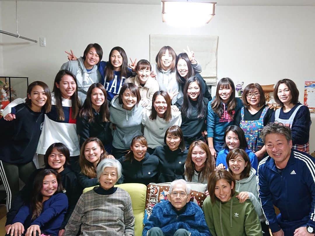 永井葉月さんのインスタグラム写真 - (永井葉月Instagram)「. . . Dear Grandpa You will always be with us. Love you Grandga. . .  お姉もあげてたので私も！ おじいちゃんに関わってくれた 選手やスタッフの皆様 最後会いに来てくれた チームメイト、ホッケー関係者 の皆様に感謝申し上げます。 . . . 大好きなおじいちゃんへ 小さい頃からおじいちゃんっ子で どこ行くにも常に一緒だったね 小さい頃暴れておじいちゃんの メガネを３つ壊したこと 小学校の頃流しそうめんを 授業でやってくれたこと 運動会1番取るために 一緒に練習してくれたこと ホッケーの練習があれば 双眼鏡持って見に来てくれたこと 優勝する度に美味しい五平餅を焼いてくれたこと 遊びに来てくれたチームメイトに 変わったあだ名を付けて 喜んで呼んでたこと 一緒にご飯食べれる時は絶対に 名言やことわざを１つ教えてくれたこと 年始会いに行った時に "自分が口から出した言葉は必ず自分に返ってくる" って教えてくれたこと やっとお姉ちゃんと仲良くなったよ って報告した時に今までの中で 1番の笑顔で微笑んでくれたことを忘れません。 思い出がたくさんありすぎて ここには書ききれないし まだ伝えたいことがたくさんありました。 ずっと一緒にいると思ってたけど 先に行っちゃったね もう少しかかるかもしれないけど いつかまた家族全員でたわいもない 話ししながらご飯食べようね これからもずっと私達のことを 天国で見守っててください。 おばあちゃんは私達に任せてね 家族皆んなで頑張るからね 本当に本当にありがと ずっとずっと忘れません おじいちゃん大大大大好きだよ✨ . . #seeyouagain」1月6日 20時37分 - hazuki815hazuki