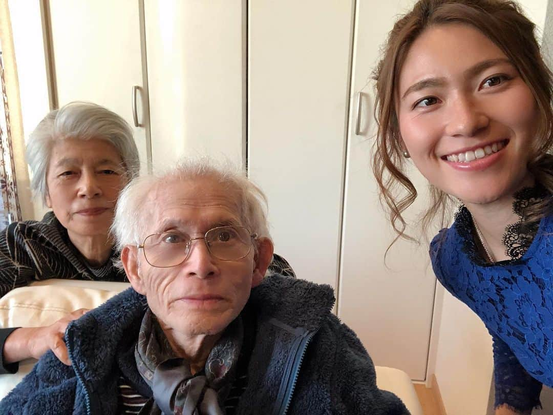 永井葉月さんのインスタグラム写真 - (永井葉月Instagram)「. . . Dear Grandpa You will always be with us. Love you Grandga. . .  お姉もあげてたので私も！ おじいちゃんに関わってくれた 選手やスタッフの皆様 最後会いに来てくれた チームメイト、ホッケー関係者 の皆様に感謝申し上げます。 . . . 大好きなおじいちゃんへ 小さい頃からおじいちゃんっ子で どこ行くにも常に一緒だったね 小さい頃暴れておじいちゃんの メガネを３つ壊したこと 小学校の頃流しそうめんを 授業でやってくれたこと 運動会1番取るために 一緒に練習してくれたこと ホッケーの練習があれば 双眼鏡持って見に来てくれたこと 優勝する度に美味しい五平餅を焼いてくれたこと 遊びに来てくれたチームメイトに 変わったあだ名を付けて 喜んで呼んでたこと 一緒にご飯食べれる時は絶対に 名言やことわざを１つ教えてくれたこと 年始会いに行った時に "自分が口から出した言葉は必ず自分に返ってくる" って教えてくれたこと やっとお姉ちゃんと仲良くなったよ って報告した時に今までの中で 1番の笑顔で微笑んでくれたことを忘れません。 思い出がたくさんありすぎて ここには書ききれないし まだ伝えたいことがたくさんありました。 ずっと一緒にいると思ってたけど 先に行っちゃったね もう少しかかるかもしれないけど いつかまた家族全員でたわいもない 話ししながらご飯食べようね これからもずっと私達のことを 天国で見守っててください。 おばあちゃんは私達に任せてね 家族皆んなで頑張るからね 本当に本当にありがと ずっとずっと忘れません おじいちゃん大大大大好きだよ✨ . . #seeyouagain」1月6日 20時37分 - hazuki815hazuki