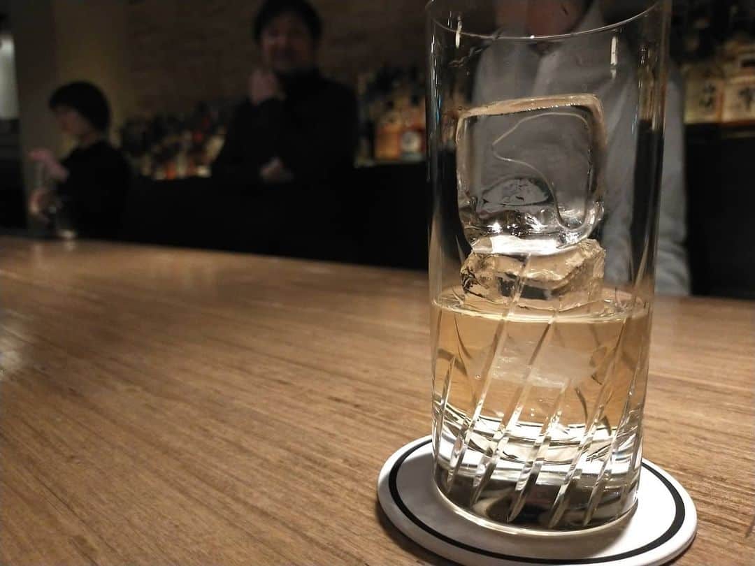 優木瑛美さんのインスタグラム写真 - (優木瑛美Instagram)「. 自分の働いてるお店でのんびり🍸 . Barはお酒を楽しむところ！ 居酒屋もいいけど、ちょっと良い雰囲気で美味しいお酒を嗜むのにshot Barはおすすめ✨ . . #bar #shotbar」1月6日 20時37分 - emi_yuuki