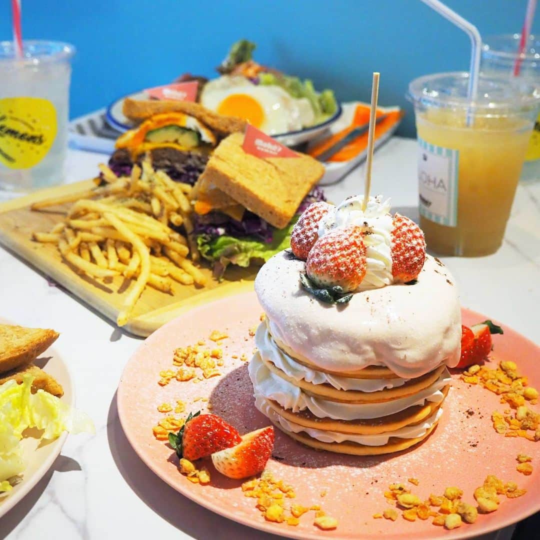 Kuboi Ayumiさんのインスタグラム写真 - (Kuboi AyumiInstagram)「久しぶりにMoke's HAWAII モケスハワイ（@mokes_japan ）へ。  おしゃれでかわいい店内でゆったりと。  サラダプレートやアボカドチーズビーフエッグサンドなど ボリュームたっぷり&野菜たっぷりランチ。 食べ終わったら、5段のかわいいイチゴのパンケーキでティータイム。  子どもたち同士は久しぶりだったのに、すぐに打ち解けて、２人で仲良く遊んでいました。 最後は離れたくないと泣いちゃったほどw  ２人で遊んでいてくれたので、久しぶりにママ同士もゆっくり話が出来てうれしかったです。 コロナでなかなかお友達とは会えないので、リフレッシュできる貴重な時間でした。  Thank you  @asako_nishi  ■マスク @otonadekodomo  #インスタ映え #パンケーキ #いちご #strawberry #takeout #テイクアウト #リンクコーデ #親子リンクコーデ　 #中目黒カフェ #東京カフェ #カフェ #カフェ巡り #インスタ映えスイーツ #カフェ巡り好きな人と繋がりたい #エンジェルウィングス #天使の羽 #ハンバーガー #かふぇすたぐらむ」1月6日 20時38分 - himekagami