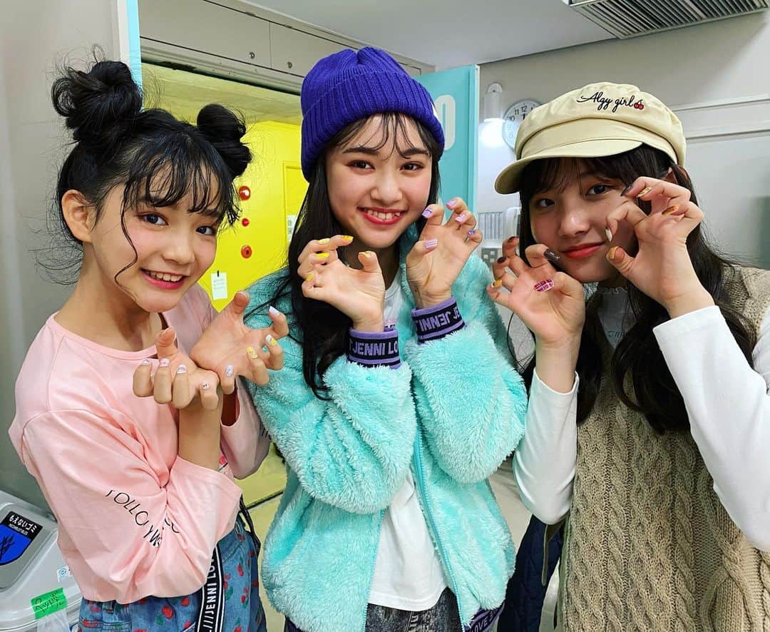 ニコ☆プチのインスタグラム：「. きゃわわネイル💅🌱 . #石原咲奈 #犬飼恋彩 #井口虹姫 #コデキュア #ニコプチ」