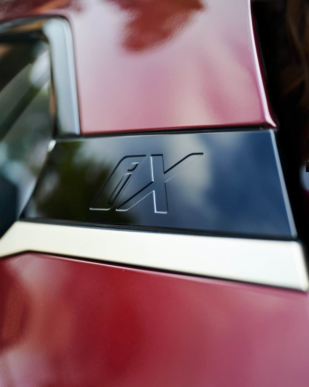 BMWのインスタグラム：「Expressive. In every detail. The first-ever, pure electric BMW iX. #THEiX #BornElectric #BMW @BMWi」