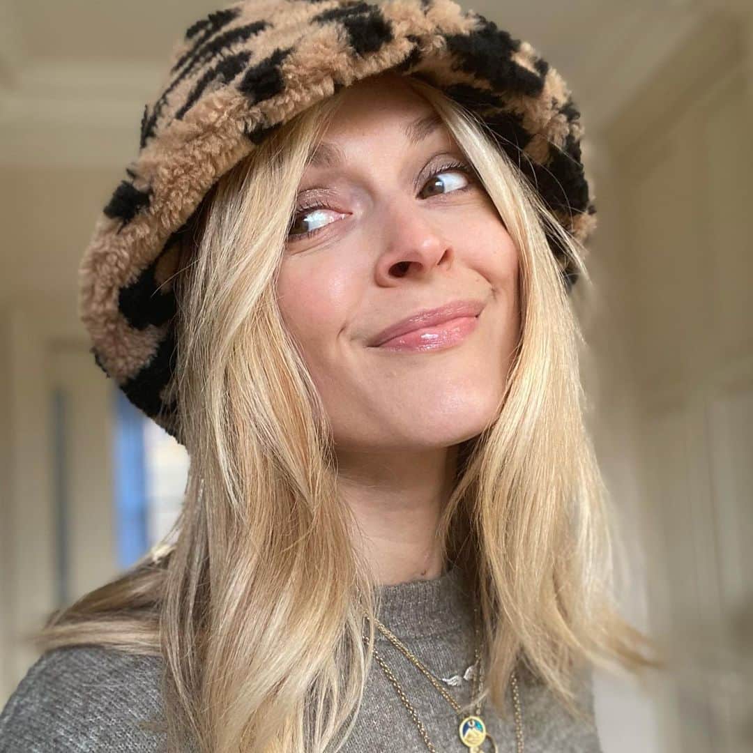 ファーン・コットンのインスタグラム：「New lucky hat to cover never ending roots  Unlearning stuff. Getting back to the truth.  Walks. So many walks come rain or shine.  Speak Your Truth is out tomorrow which is nerve wracking/exciting  I hope you like it.  Other books I’m loving so much when in bed super early. Malibu Rising from the genius that also wrote Daisy Jones and the Six. Sunshine in a book! And The Truants! Glorious and menacing.  ♥️」