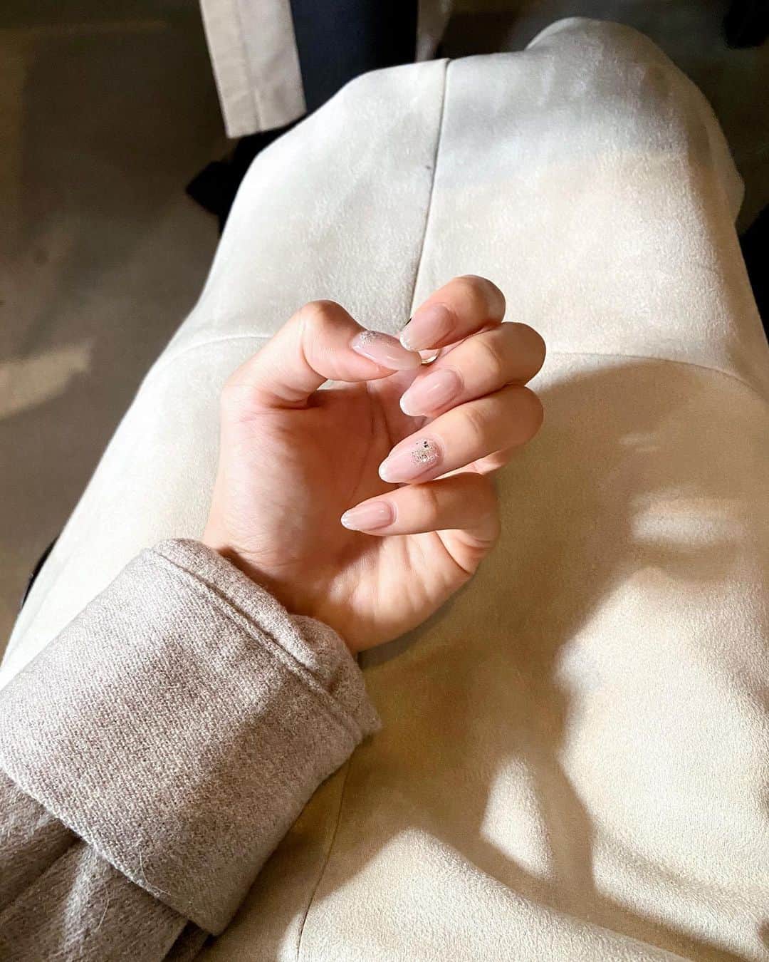 のインスタグラム：「スパンコールのフレンチ🤍  ラメの入ったネイルは派手になりがちやからあんまりしてこんかったけど、フレンチにしてみたらめっっちゃ可愛くって🥺🥺  毎日眺めとる🤍  いつもイメージを最大限に具現化してくれてありがとうございます @theconrat 🤍🤍  #nail #newnail #spangle」