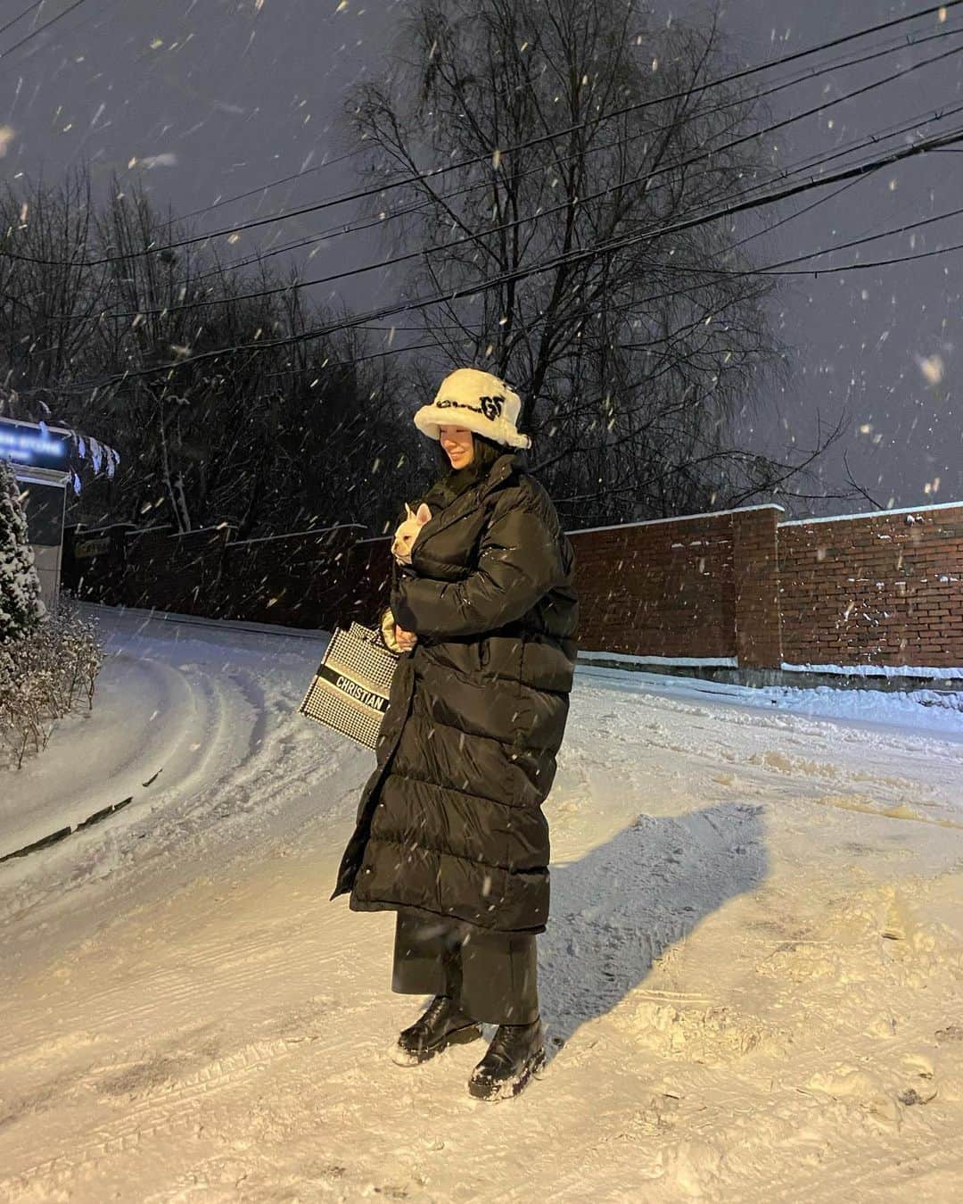 アイリーン・キムさんのインスタグラム写真 - (アイリーン・キムInstagram)「Bobo’s first snow 🥺⛄️ (Biggie is at school)」1月6日 20時32分 - ireneisgood