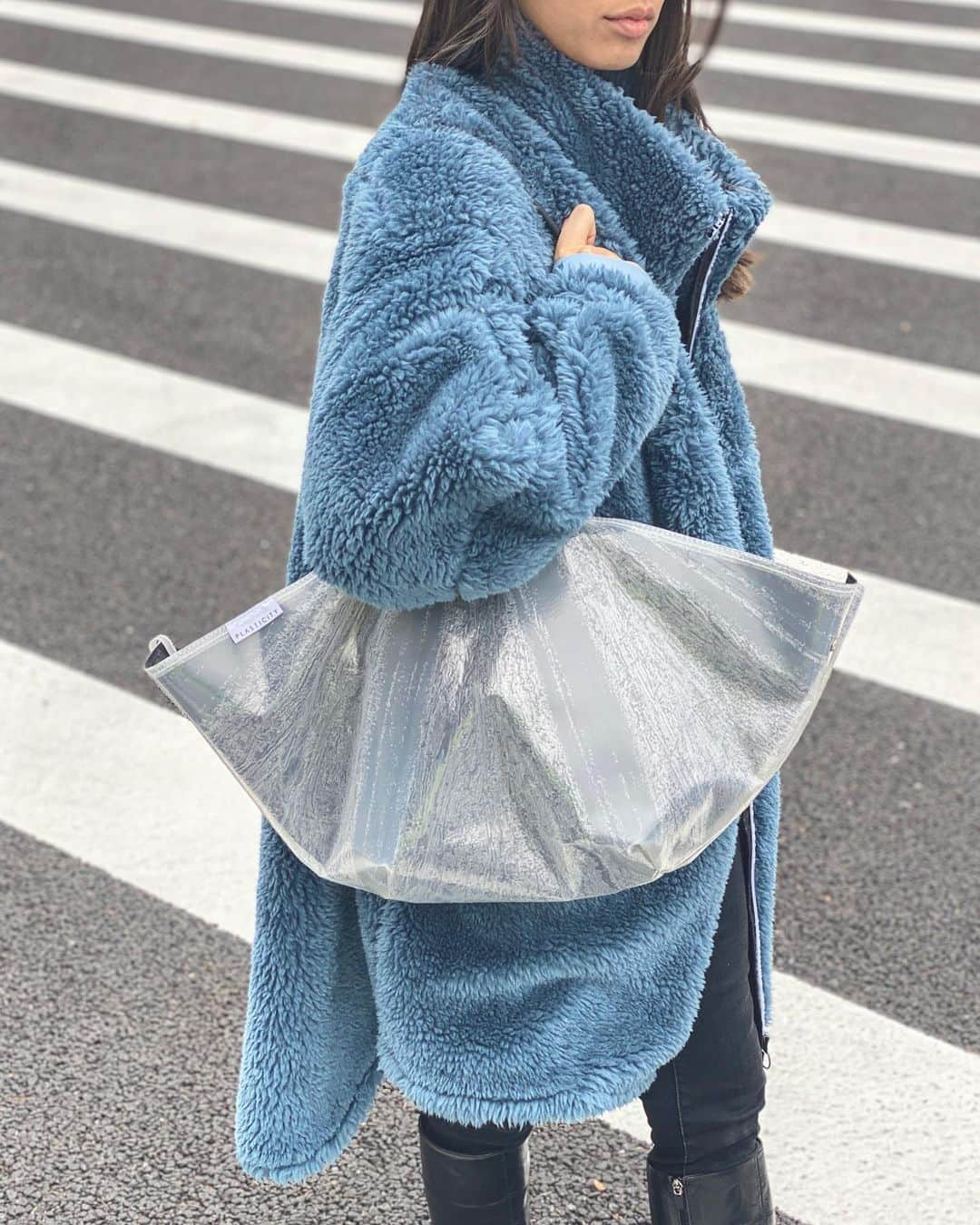 MiChiさんのインスタグラム写真 - (MiChiInstagram)「Found an Awesome Brand 🖤♻️ Bags made from recycled umbrellas!!   1年間で約8,000万本。 これは日本で一年間で廃棄される傘の数。 ちょっと雨が降っただけですぐコンビニで新しい傘買って、無くしたり、捨てたりの繰り返し。 ずーっと思ってた、この国って傘が多すぎでしょ！って‼︎   このブランドは、環境問題にもなってるこの傘・プラスチックたちをリサイクルしてCoolな製品に生まれ変わらせてる！✨  「この環境問題が近い将来に解決されるという思いを込めて”10年後になくなるべきブランド”」を掲げている。 地球にも優しい上に、ブランディングがシンプルに素晴らしいね。 見た目のカッコよさだけじゃなくて、こういうことを本当に”カッコいい”って言うんだと思う。  日本はそもそもプラスチックの消費量がとても多い。 コンビニの袋、スーパーで売っている物のパッケージ、ペットボトル。 これって企業側の努力も必要だけど、買う側の努力もすごく必要だよね。 この１日で。この一回で。一人だけで。何も変わらないかも知れない。  けど、この積み重ねでしか環境や将来は変えられない。  まず”その１回”をみんなも見直してみてね。😌🙏 #☔️#ootd」1月6日 20時32分 - michimadness